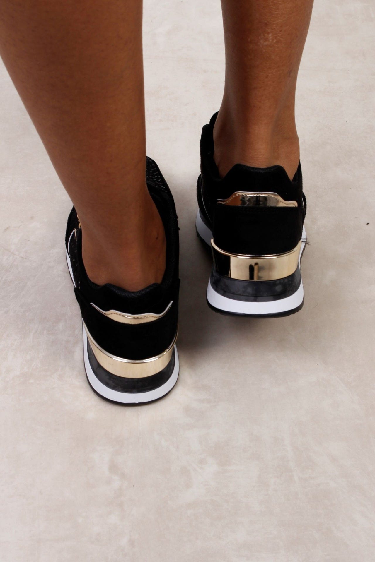 Sneakers mit Golddetails, schwarz