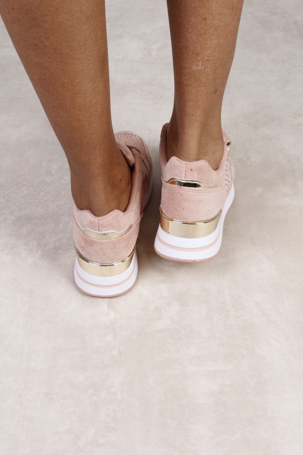 Sneakers mit Golddetails, rosa