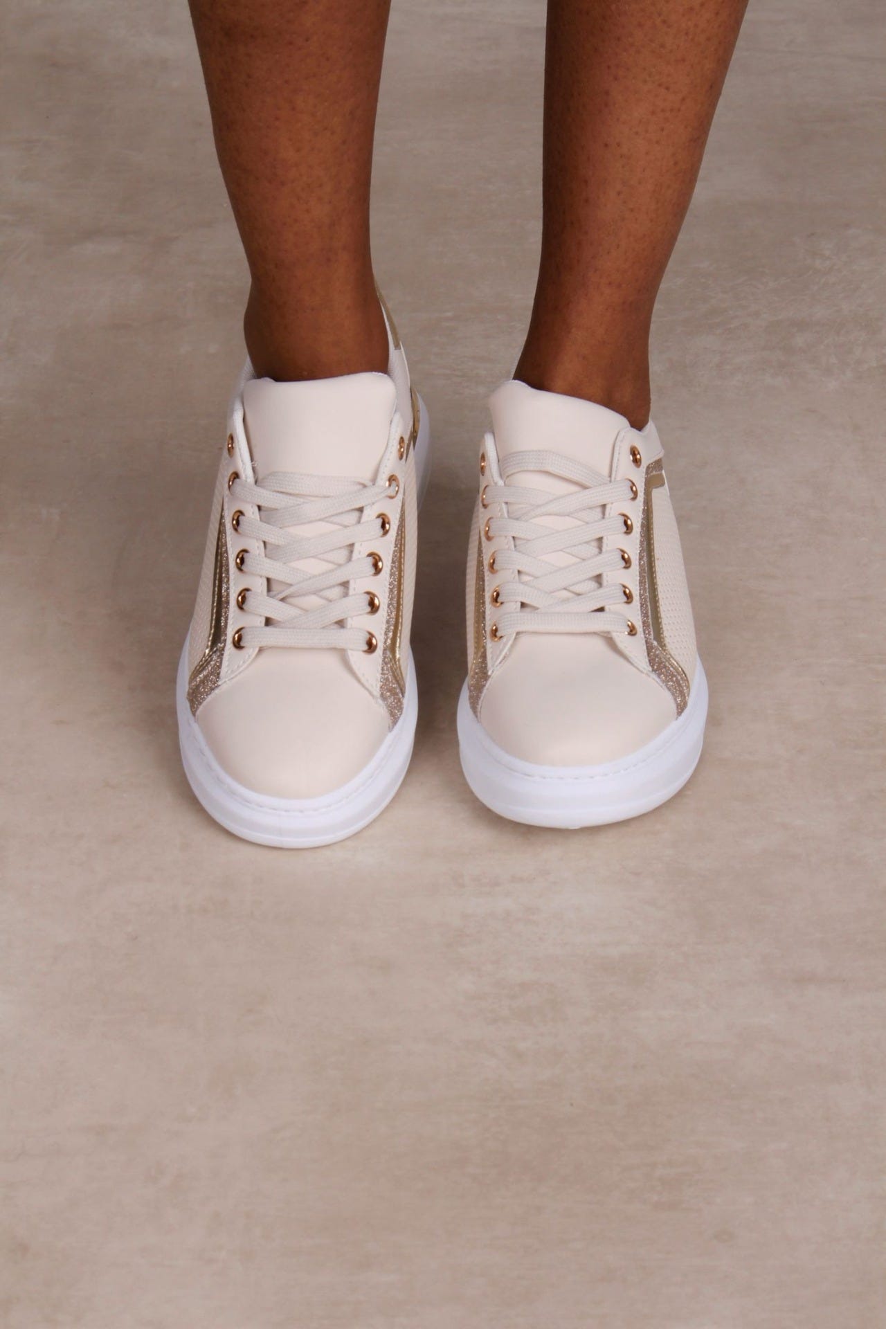 Sneakers mit Golddetails, beige