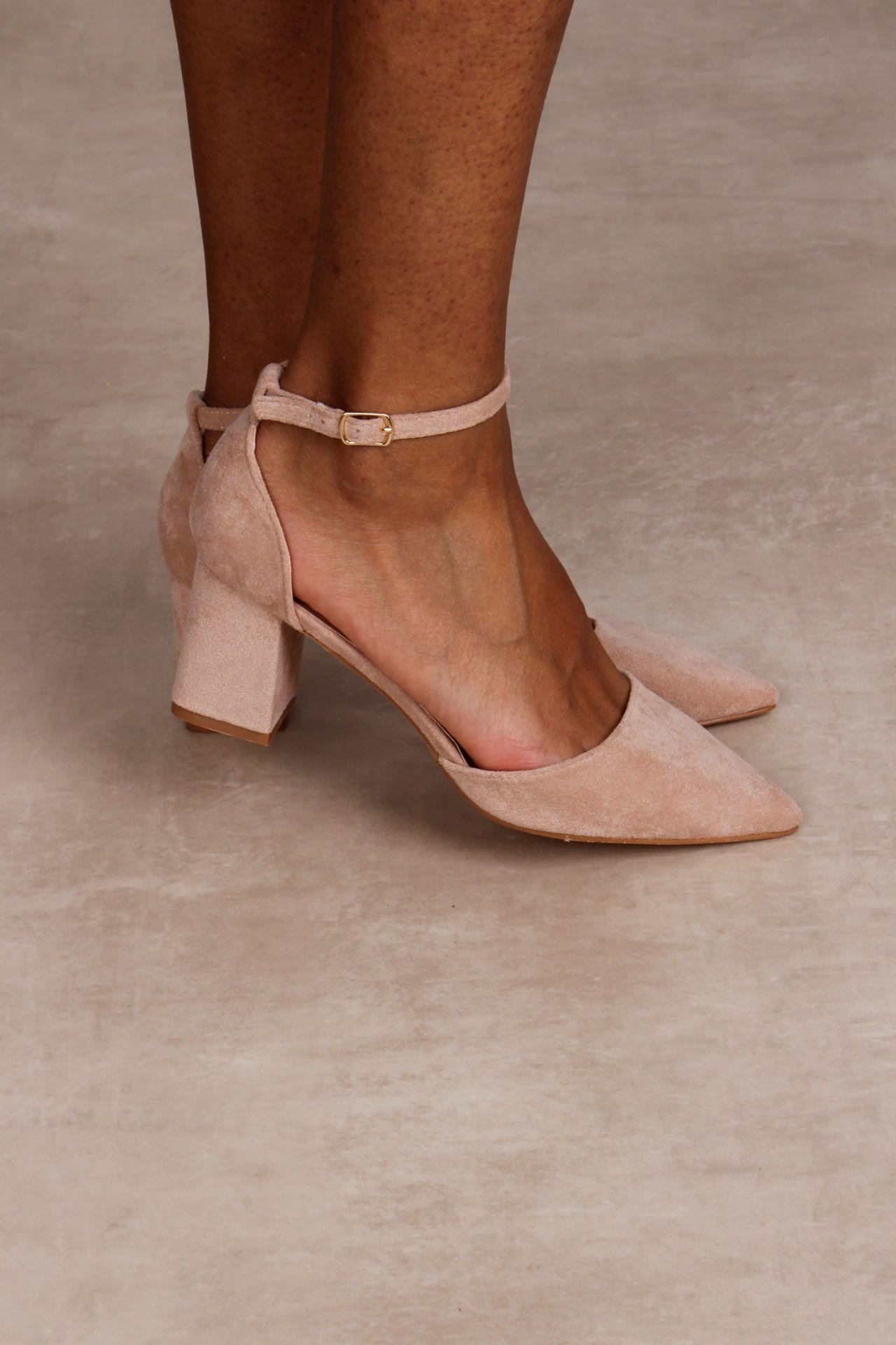 Stilettos mit Knöchelriemen, beige