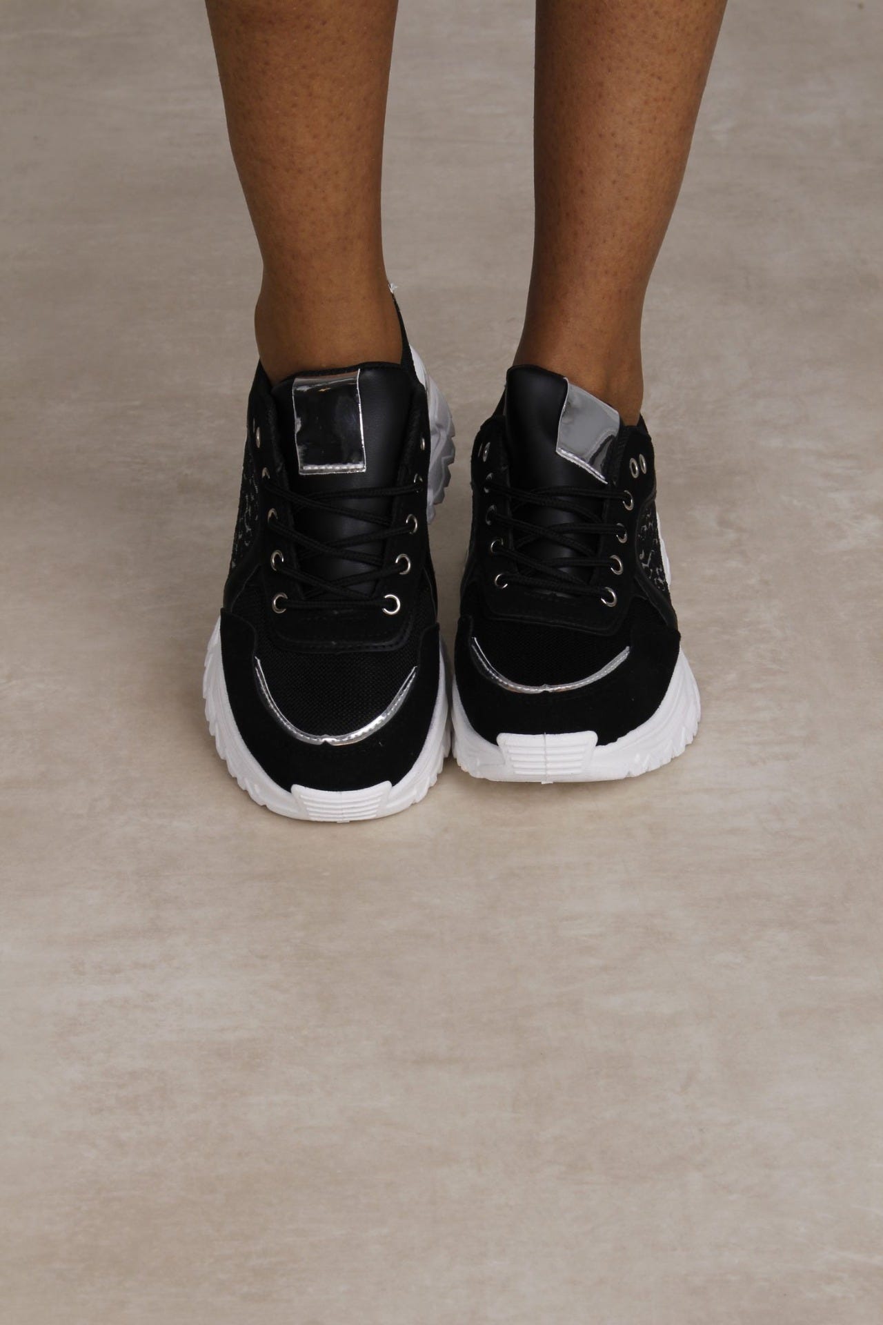 Sneakers mit Details, schwarz