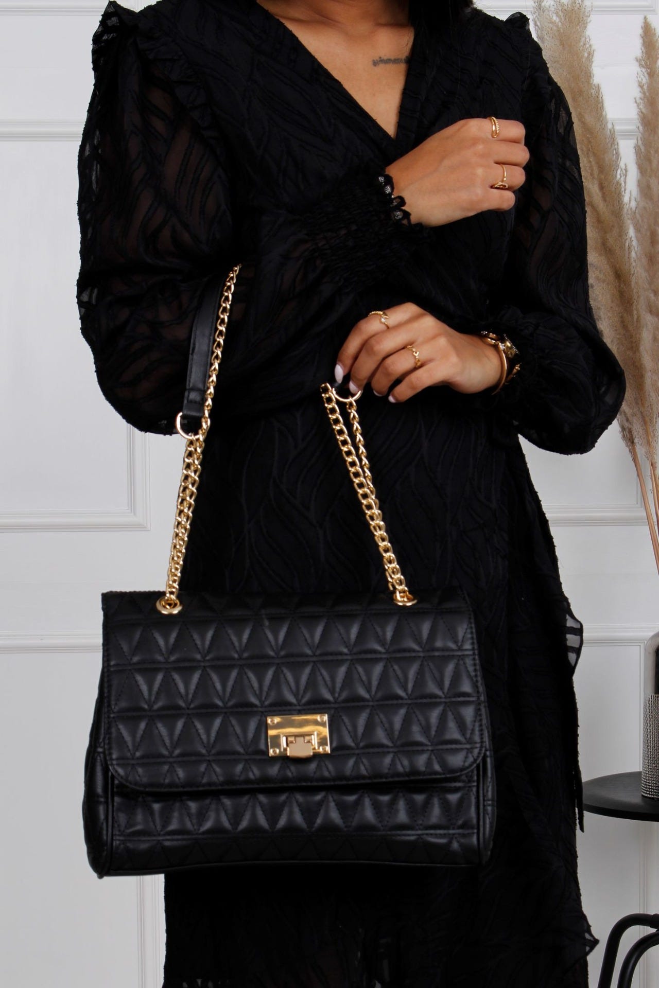 Handtasche mit Goldkette, schwarz