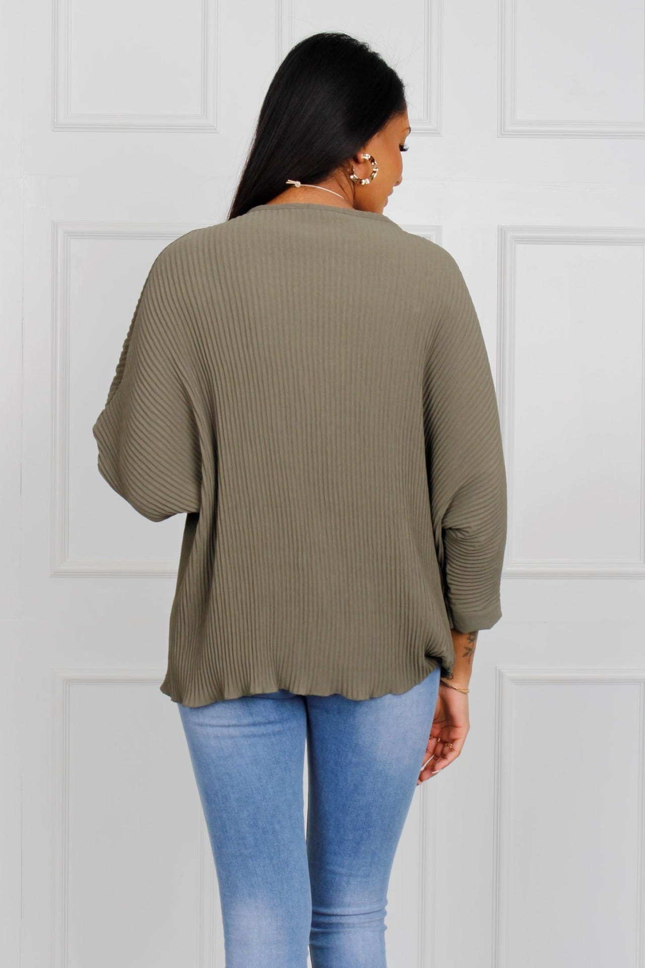 Faltenbluse mit Fledermausärmeln und Halskette, khaki