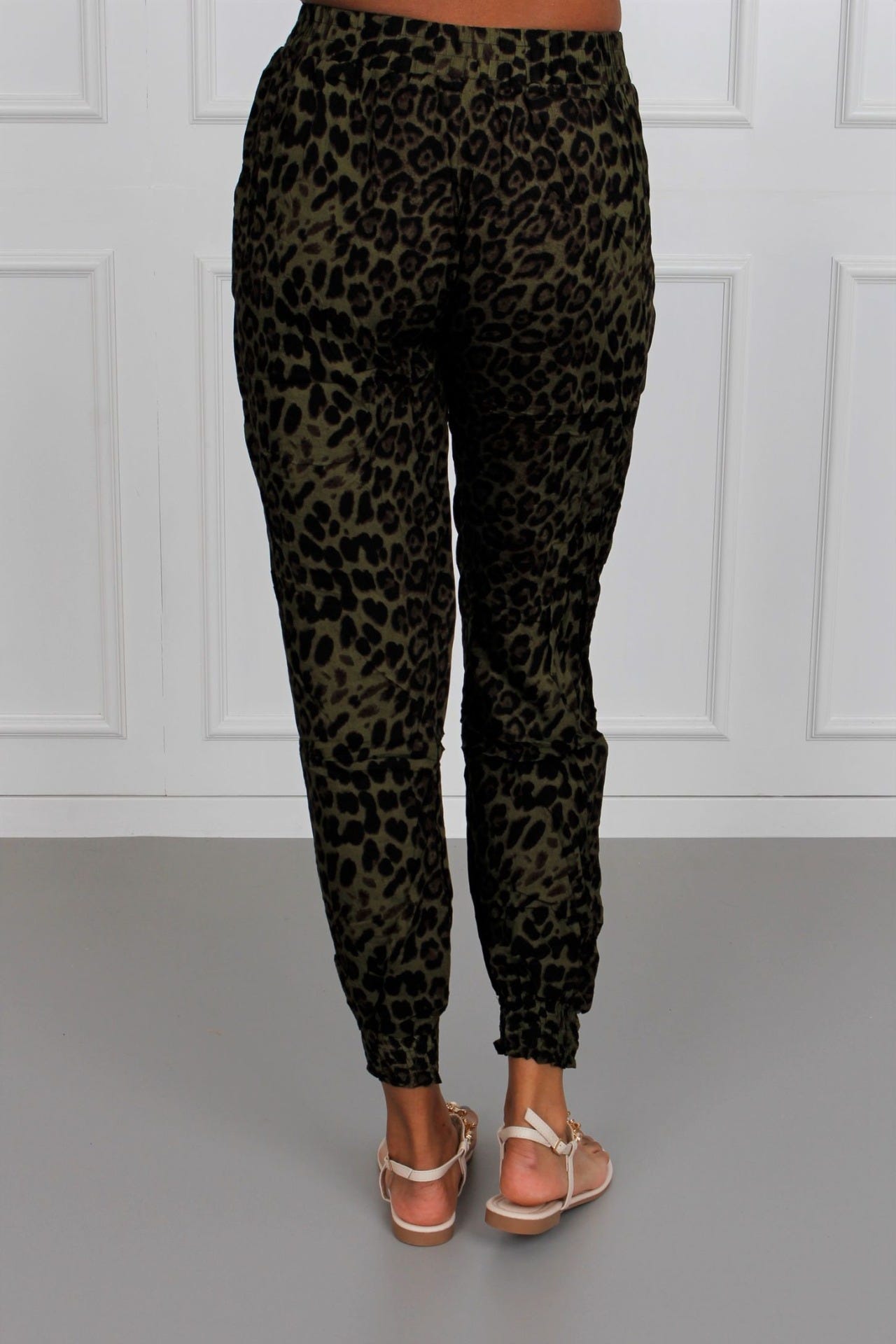 Elastische Hose mit Leopardenprint, khaki