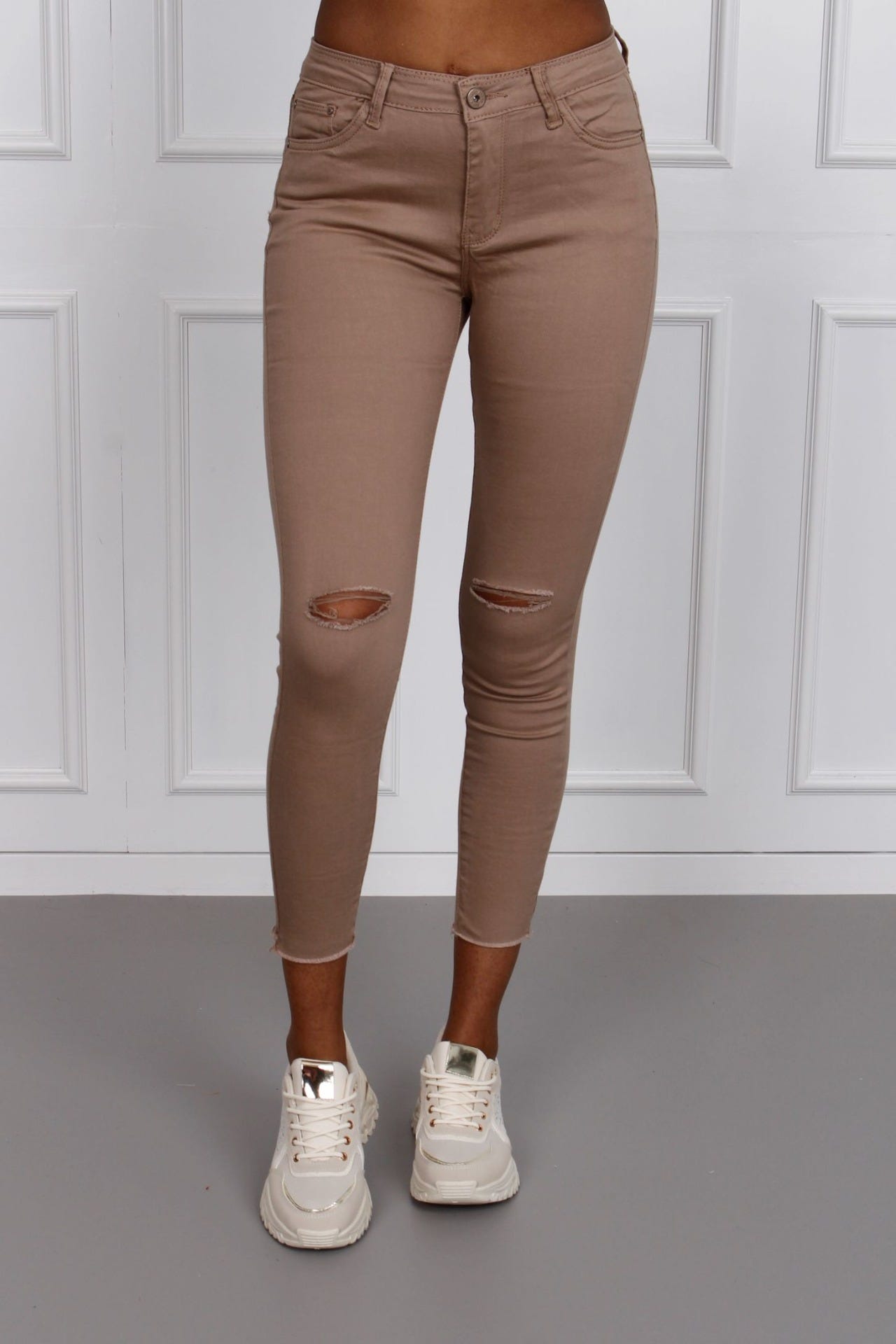 Jeans mit Rissen, beige