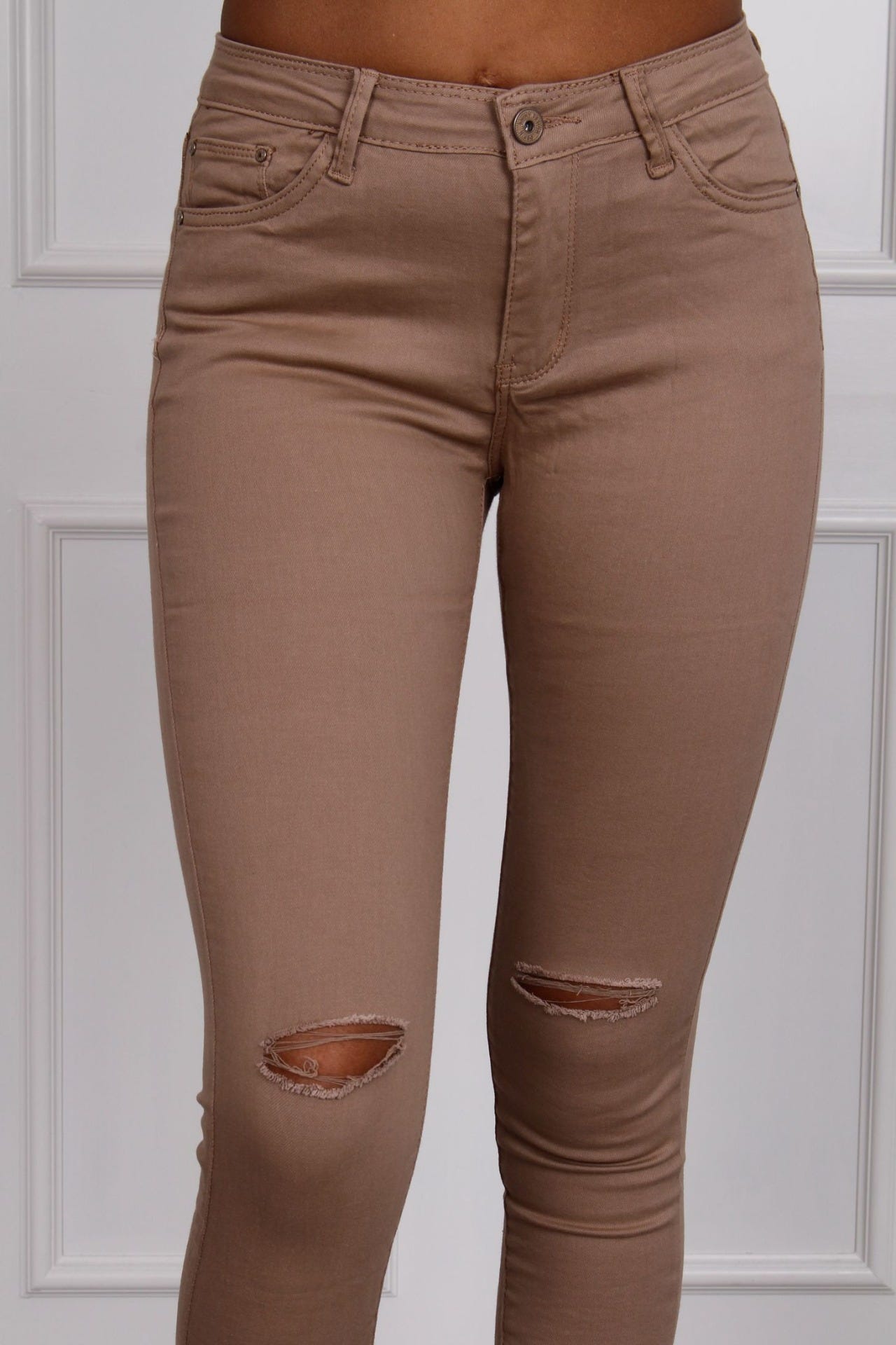 Jeans mit Rissen, beige