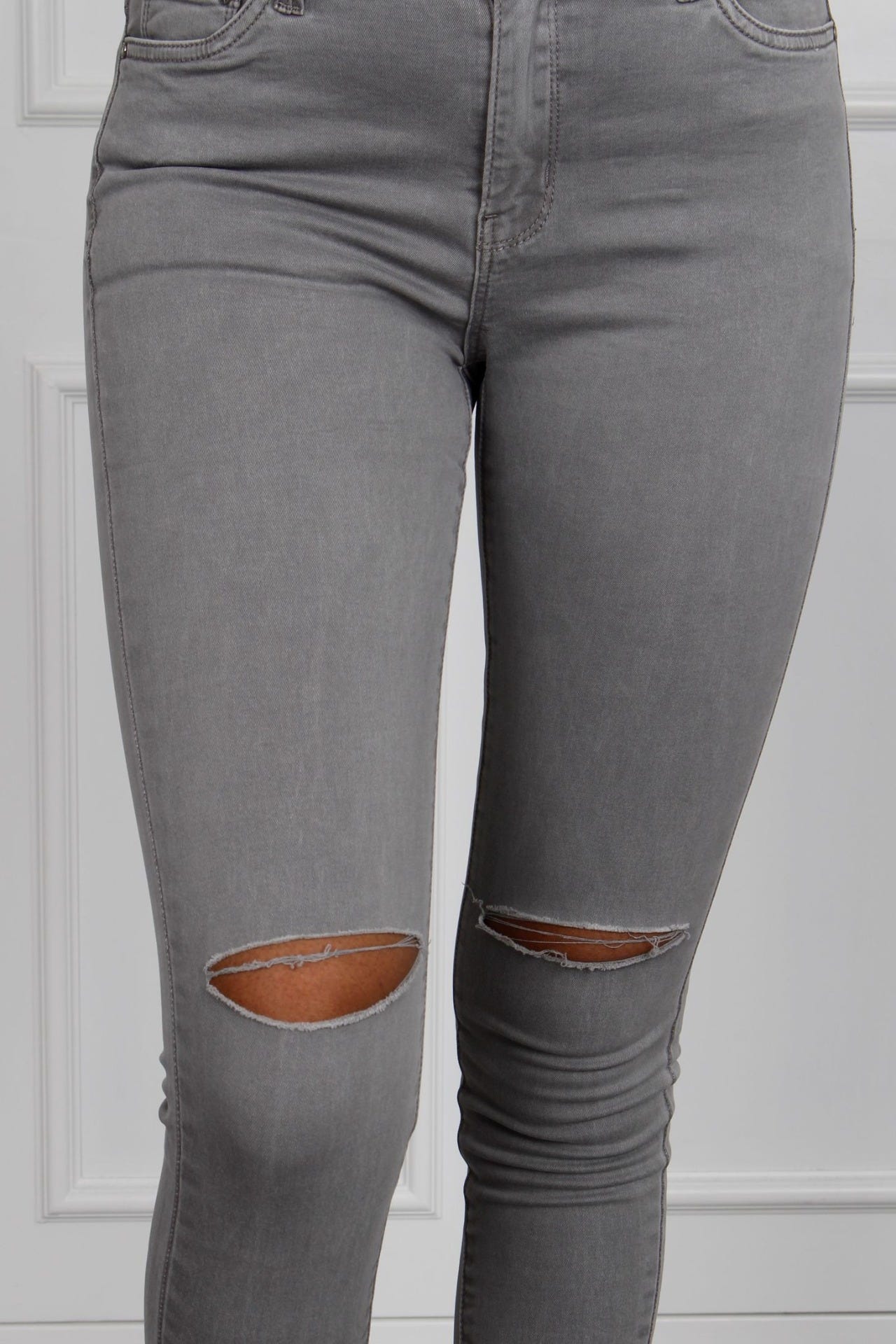 Jeans mit Rissen, grau