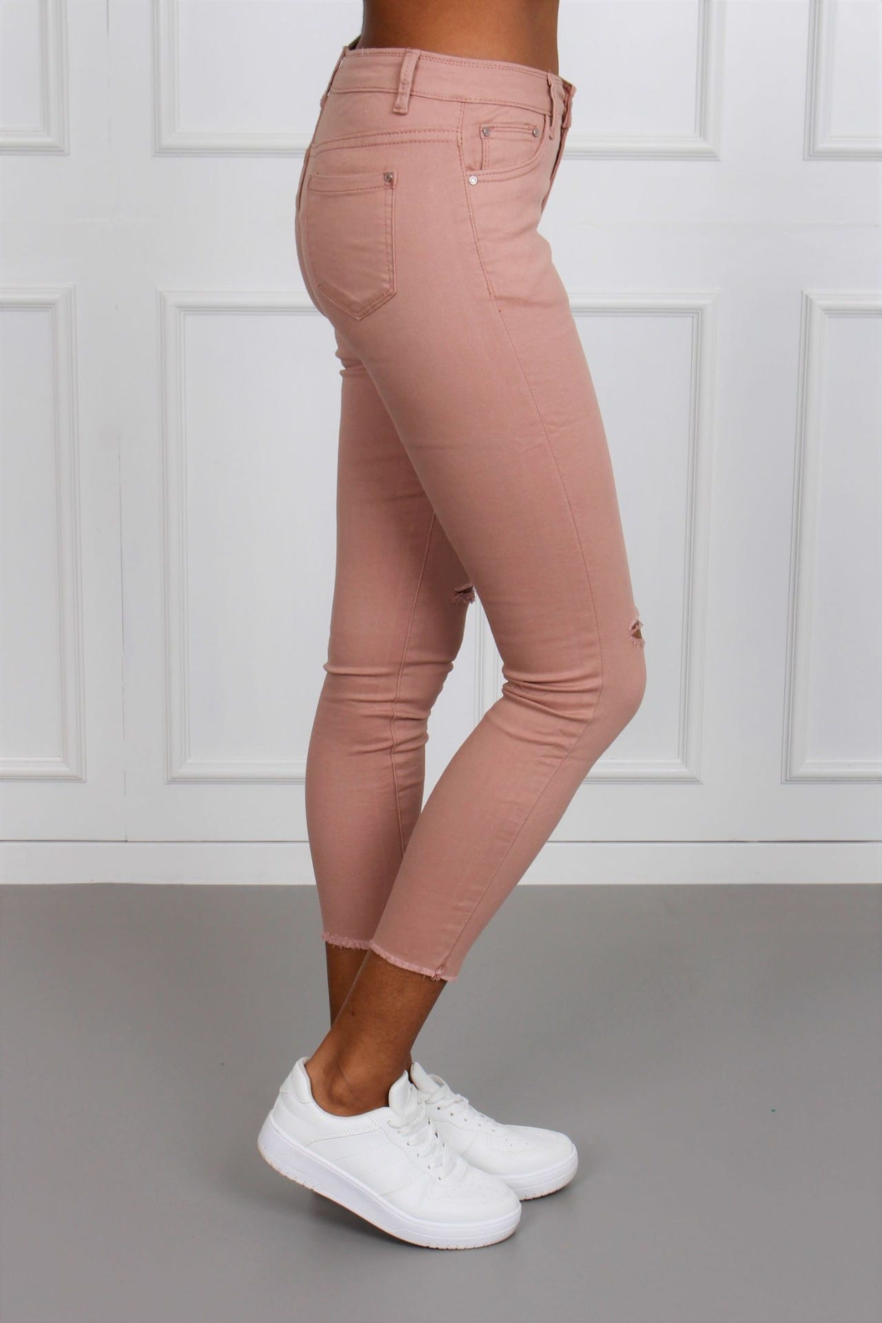 Jeans mit Rissen, rosa