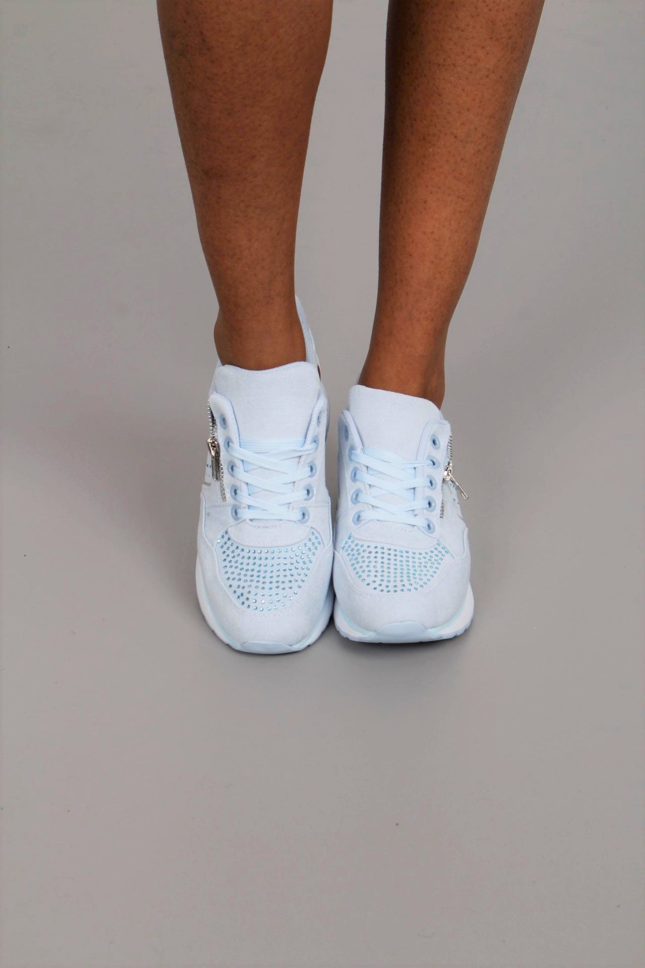 Sneakers mit Silberdetails, hellblau