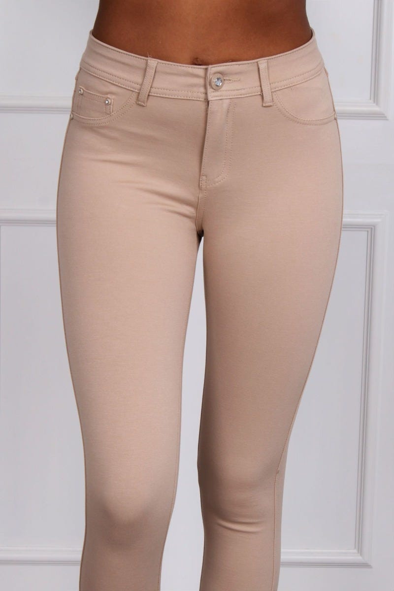 Slim-Fit Jeans mit Glimmerknöpfen, beige