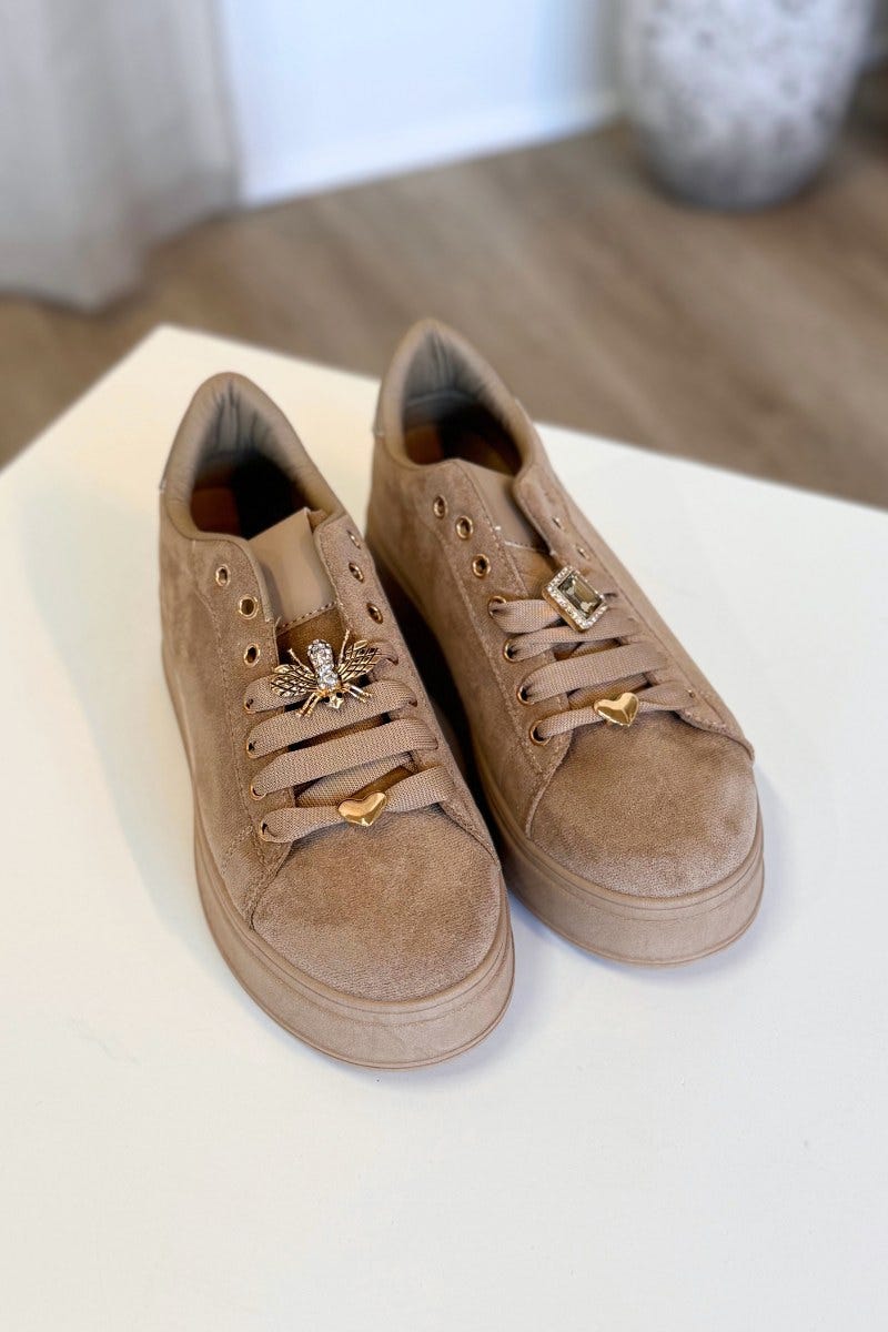 Sneakers m. dekorerede snørebånd Beige