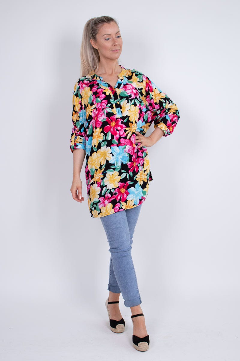 Bluse m. blomster Sort