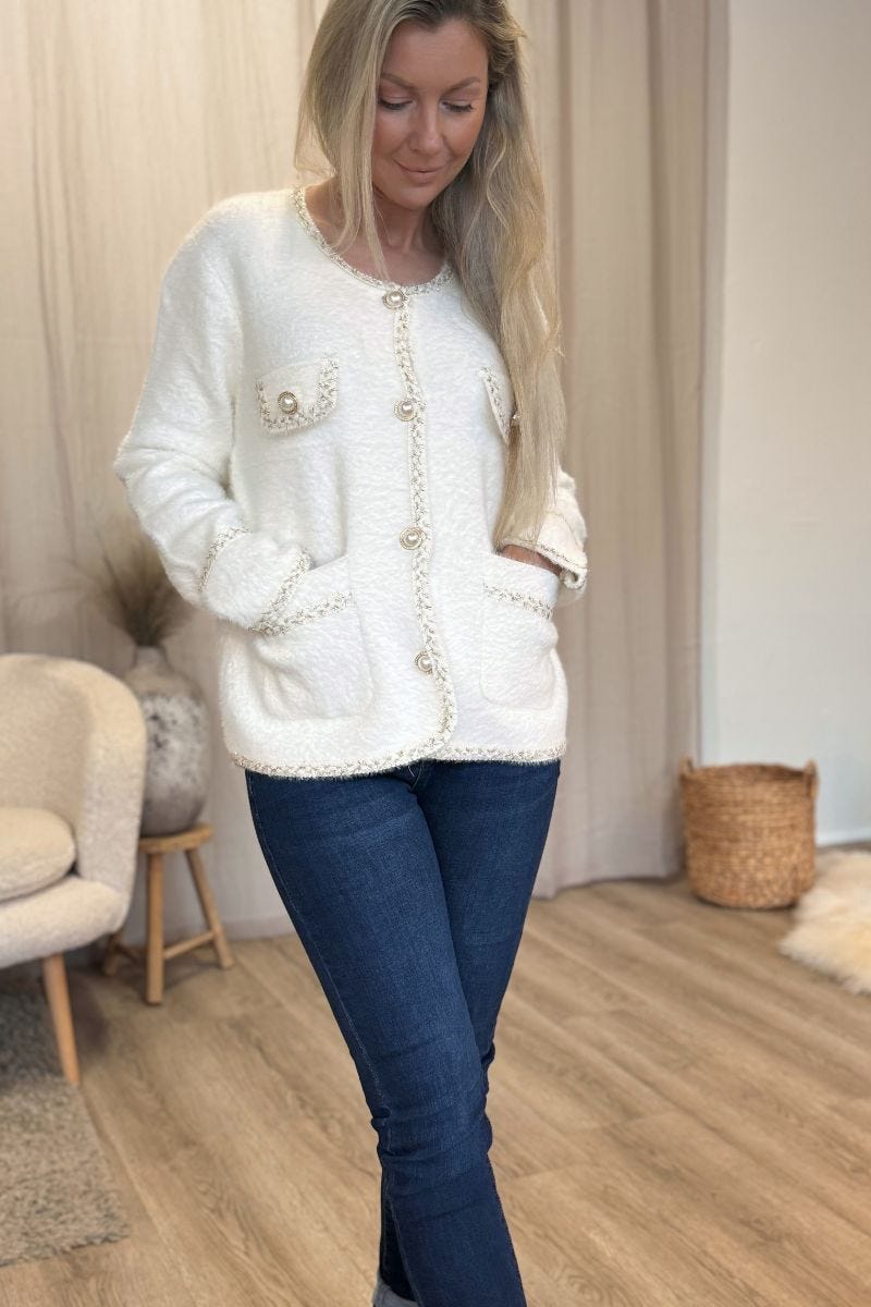 Strickjacke mit Perlenknöpfen Cremefarbig