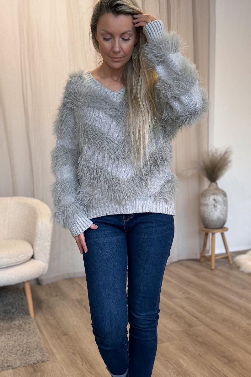 Gestreifter Strickpullover Grau