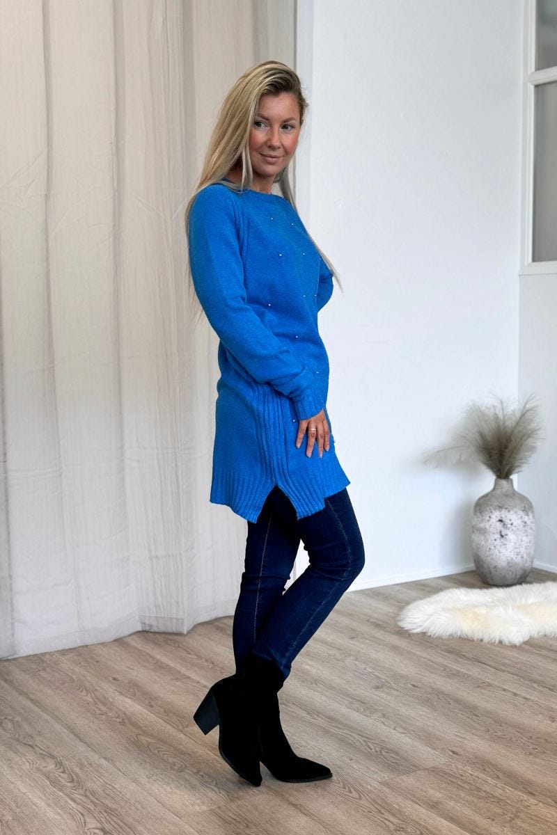 Langer Strickpullover mit Perlen Blau