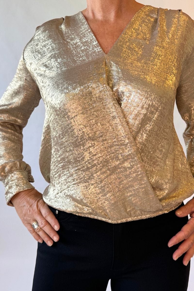 Bluse med crossover detalje  Guld