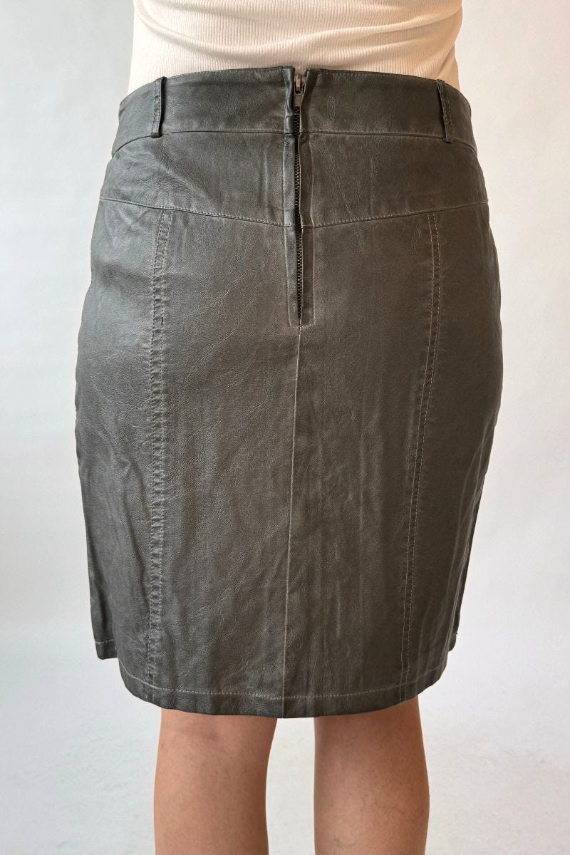 Skirt i PU m. knapper