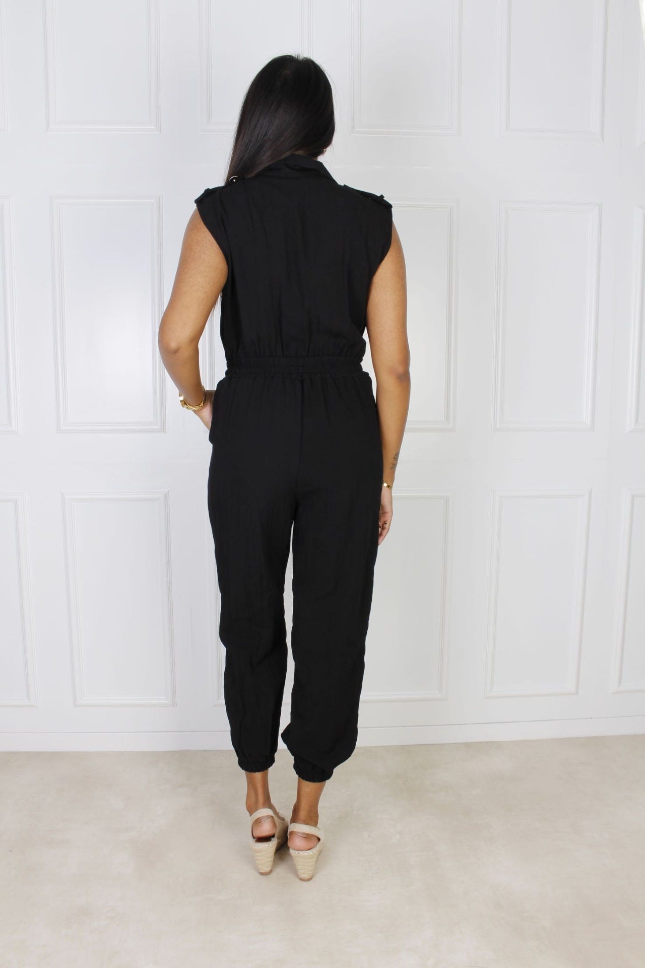 Jumpsuit mit goldenen Knöpfen, schwarz