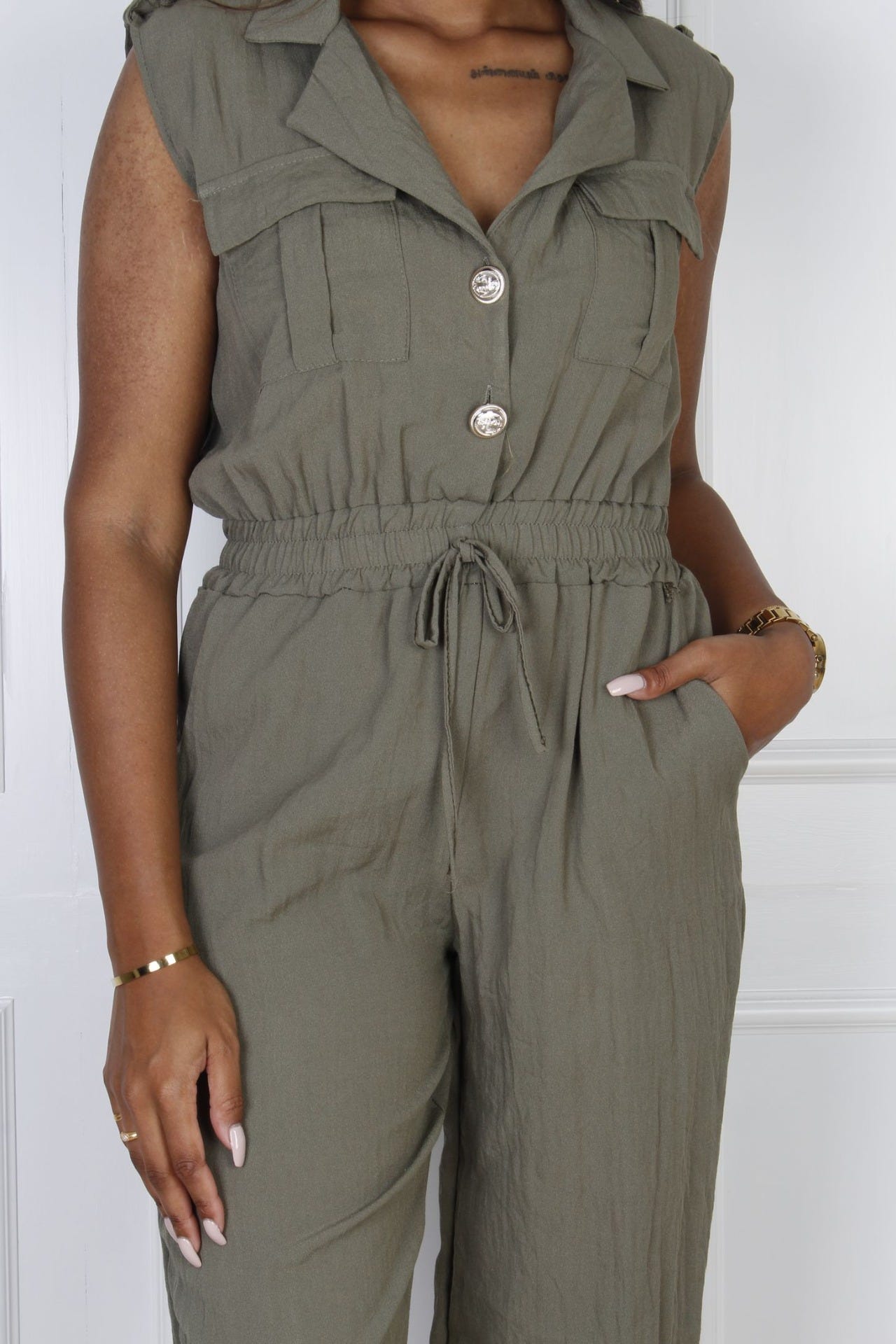 Jumpsuit mit goldenen Knöpfen, khaki