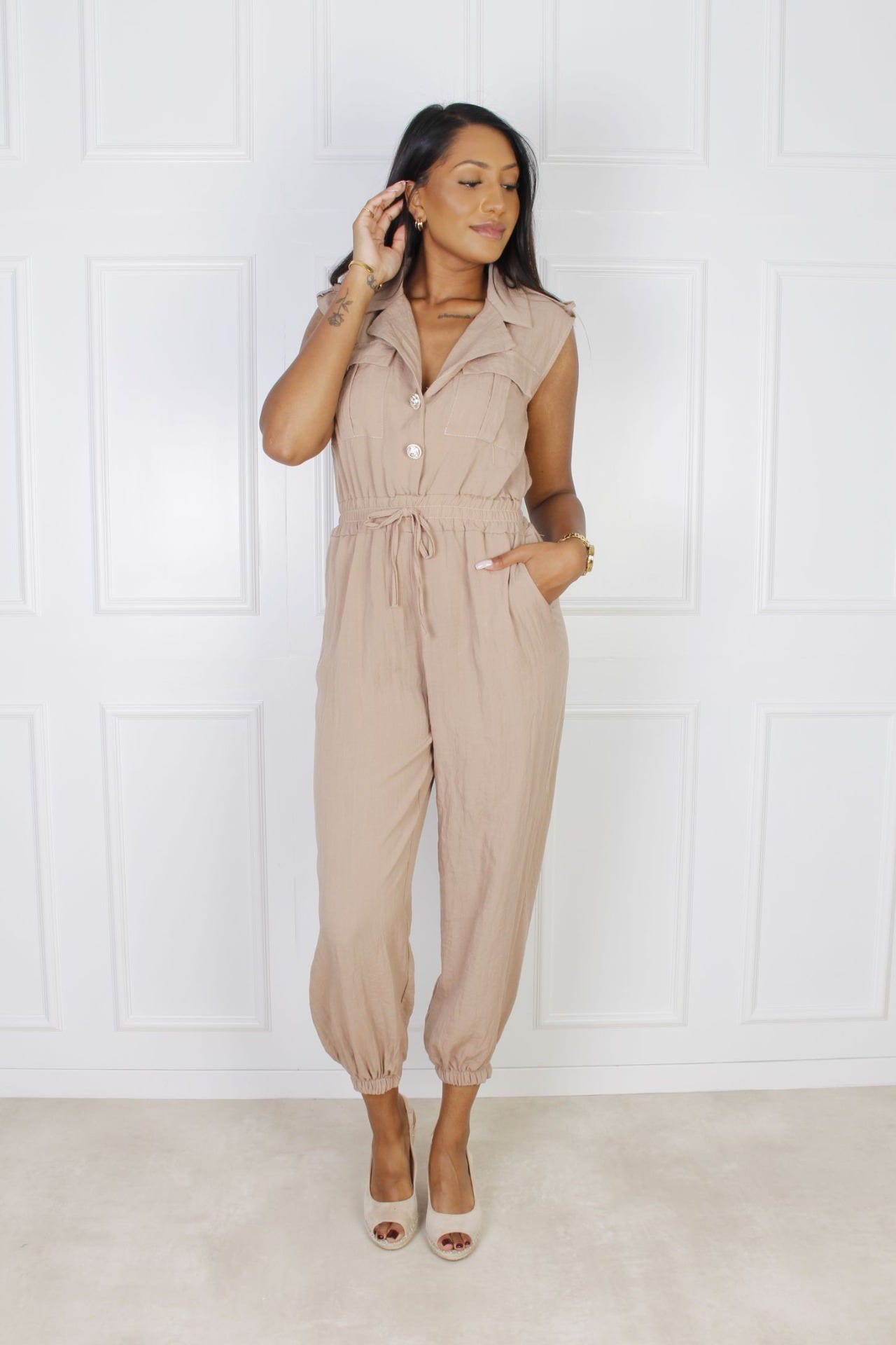 Jumpsuit mit goldenen Knöpfen, beige