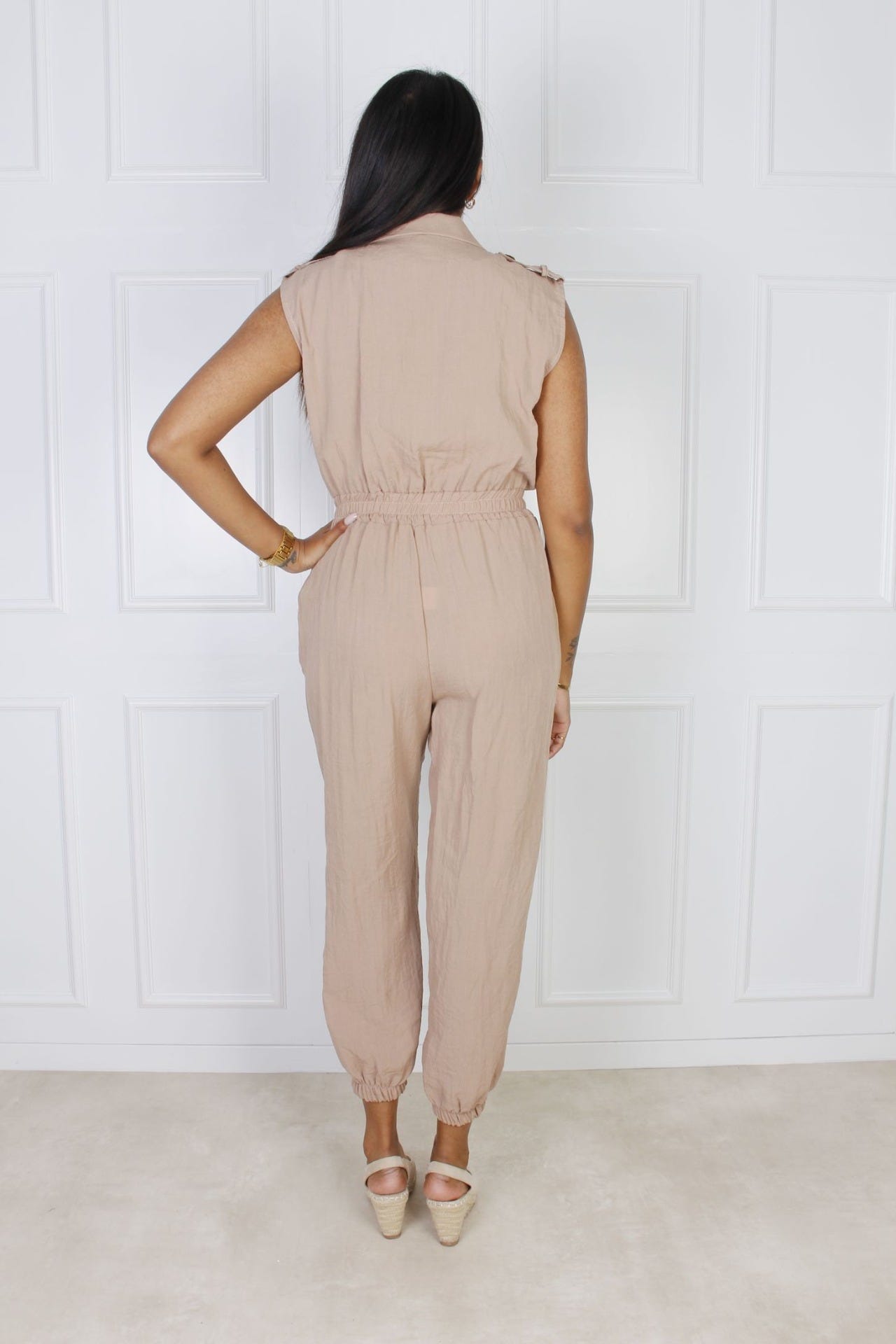 Jumpsuit mit goldenen Knöpfen, beige