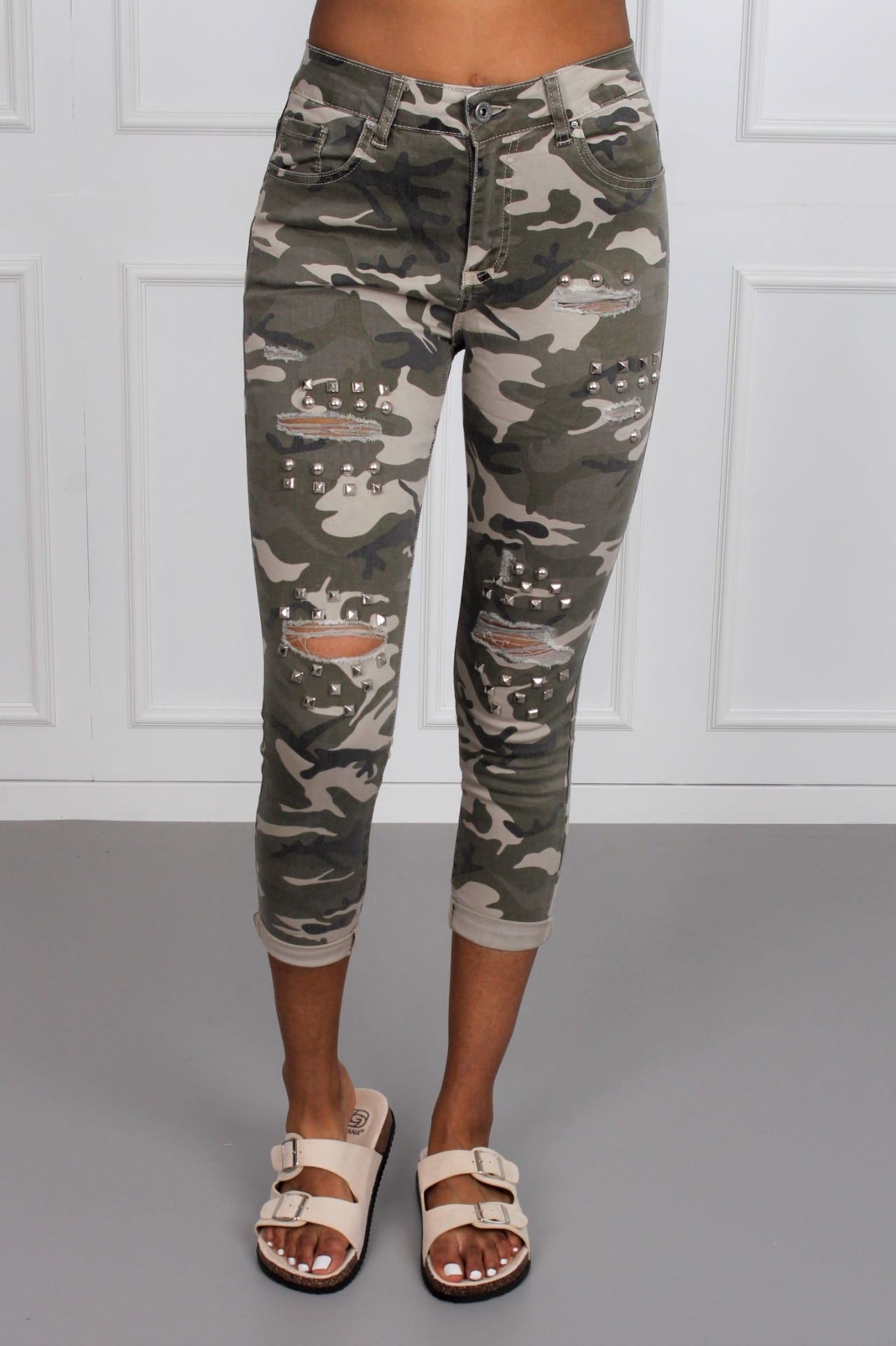 Jeans mit Rissen und Nieten, camouflage