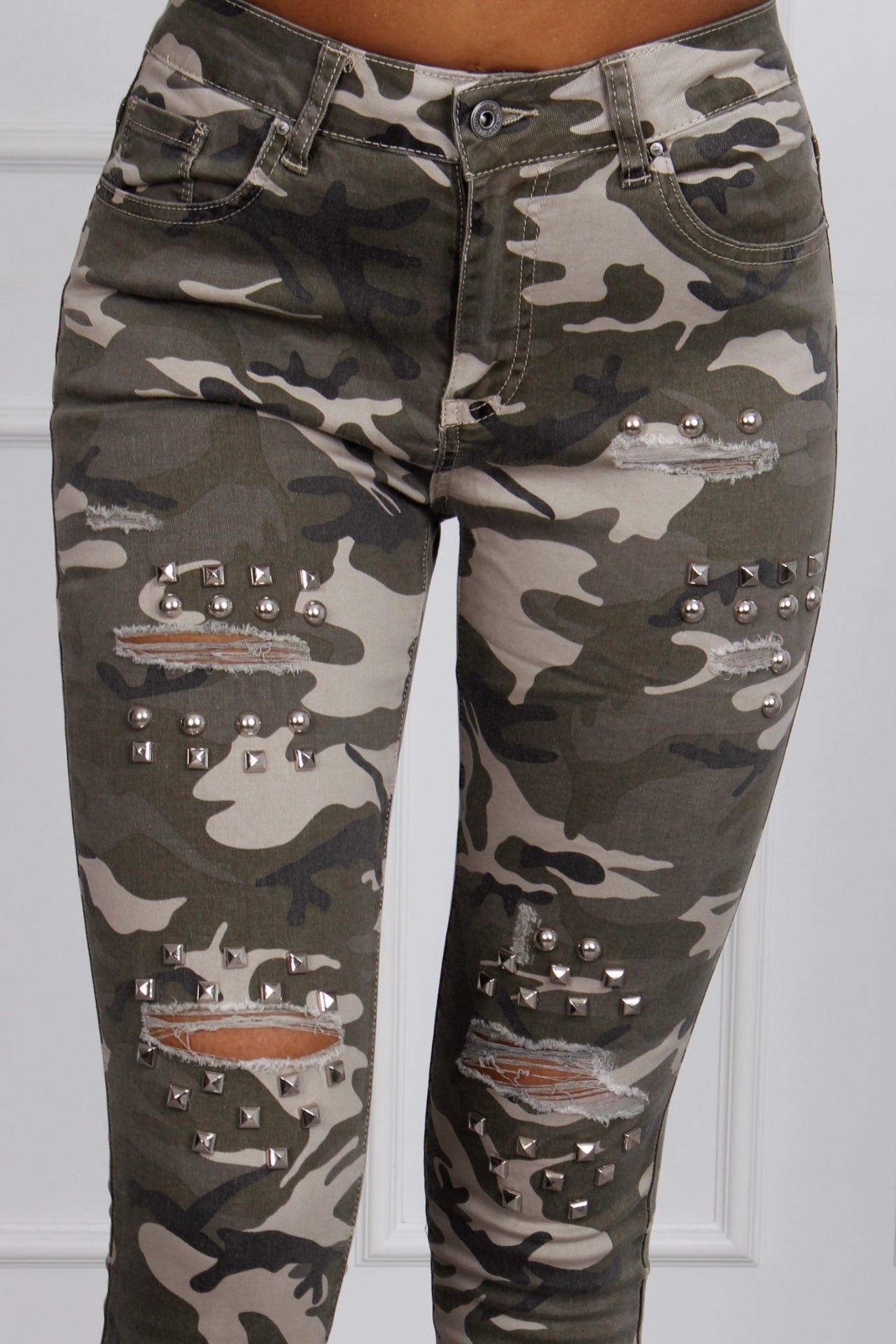 Jeans mit Rissen und Nieten, camouflage