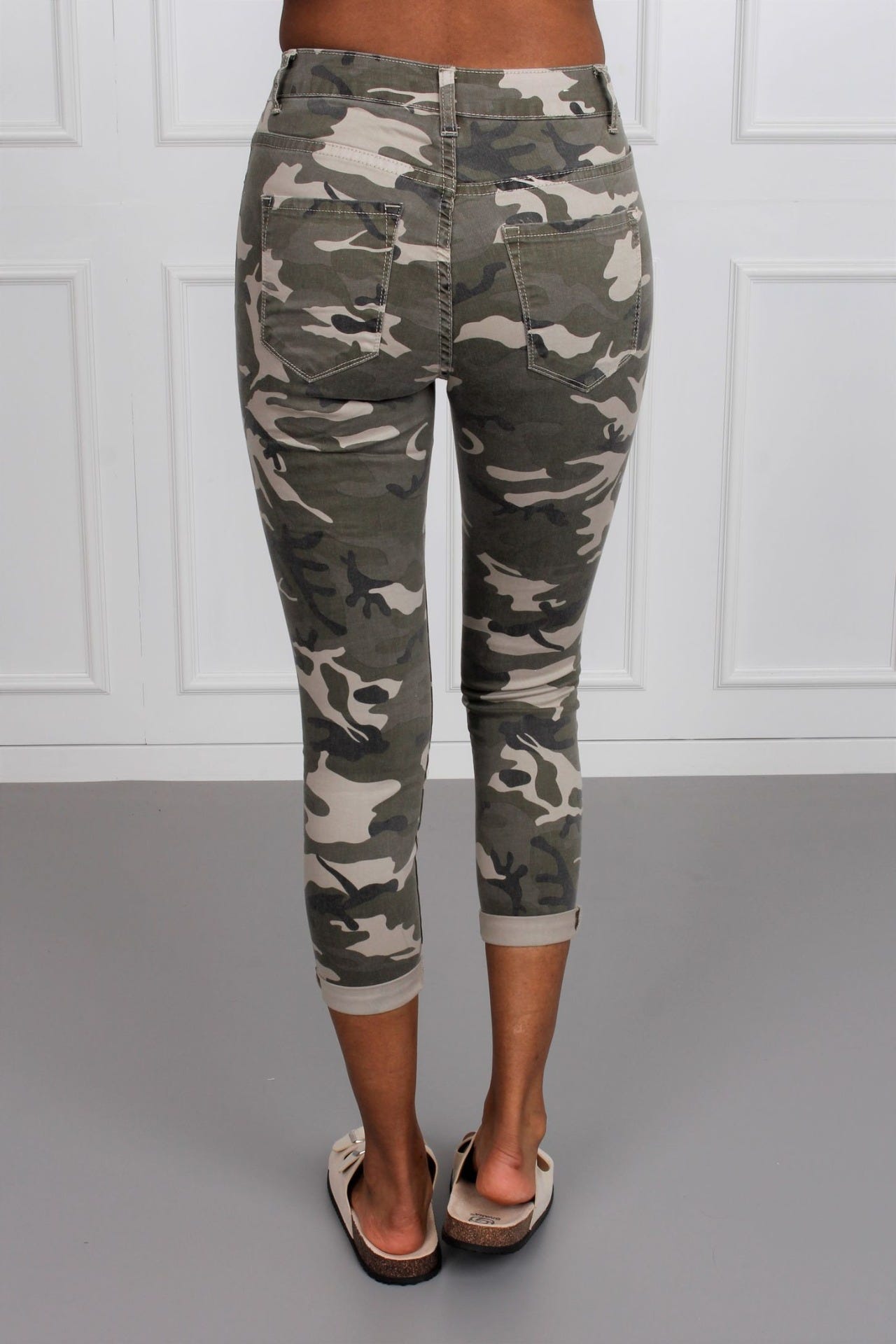 Jeans mit Rissen und Nieten, camouflage