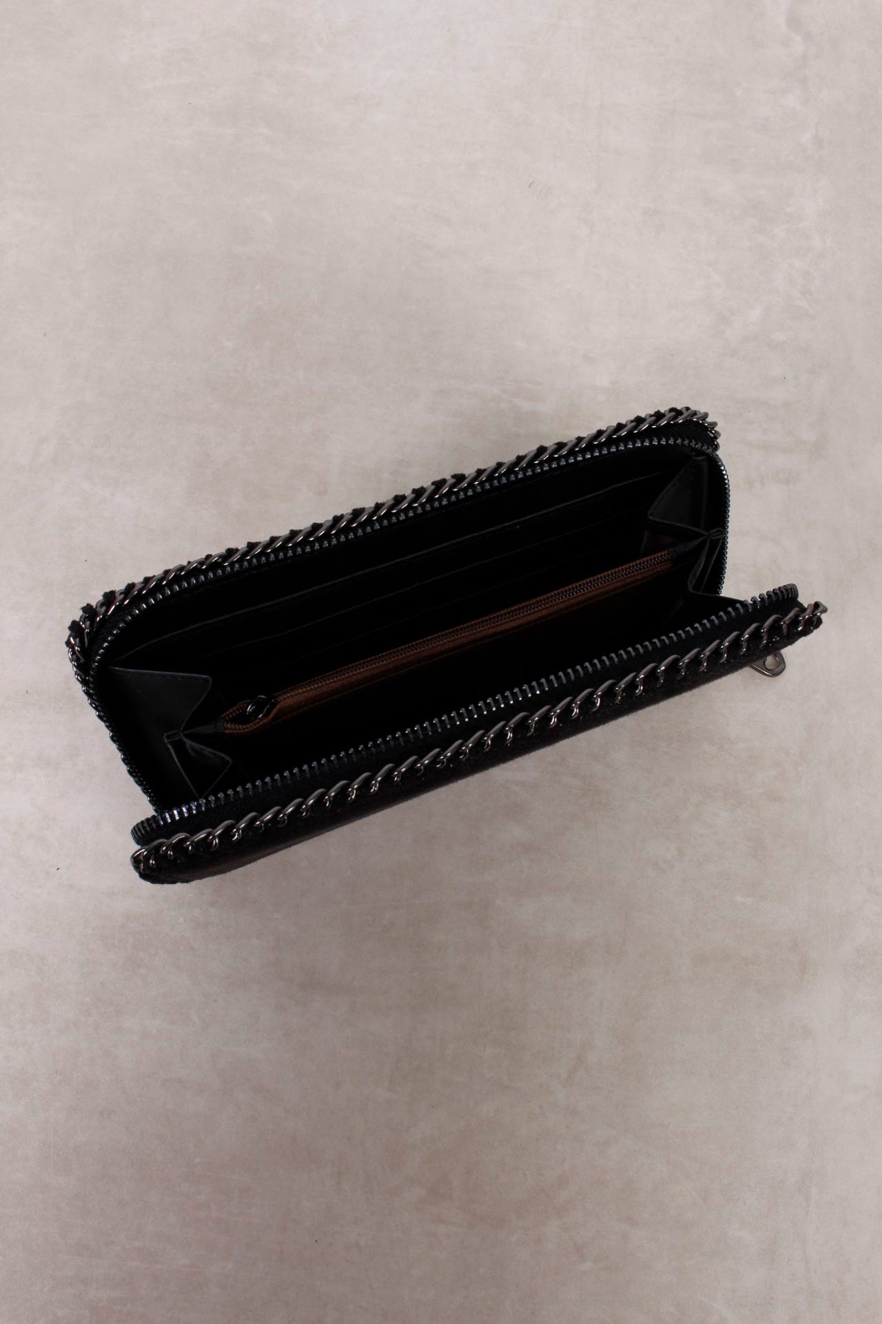 Clutch/Geldbörse mit Kettendetails, schwarz