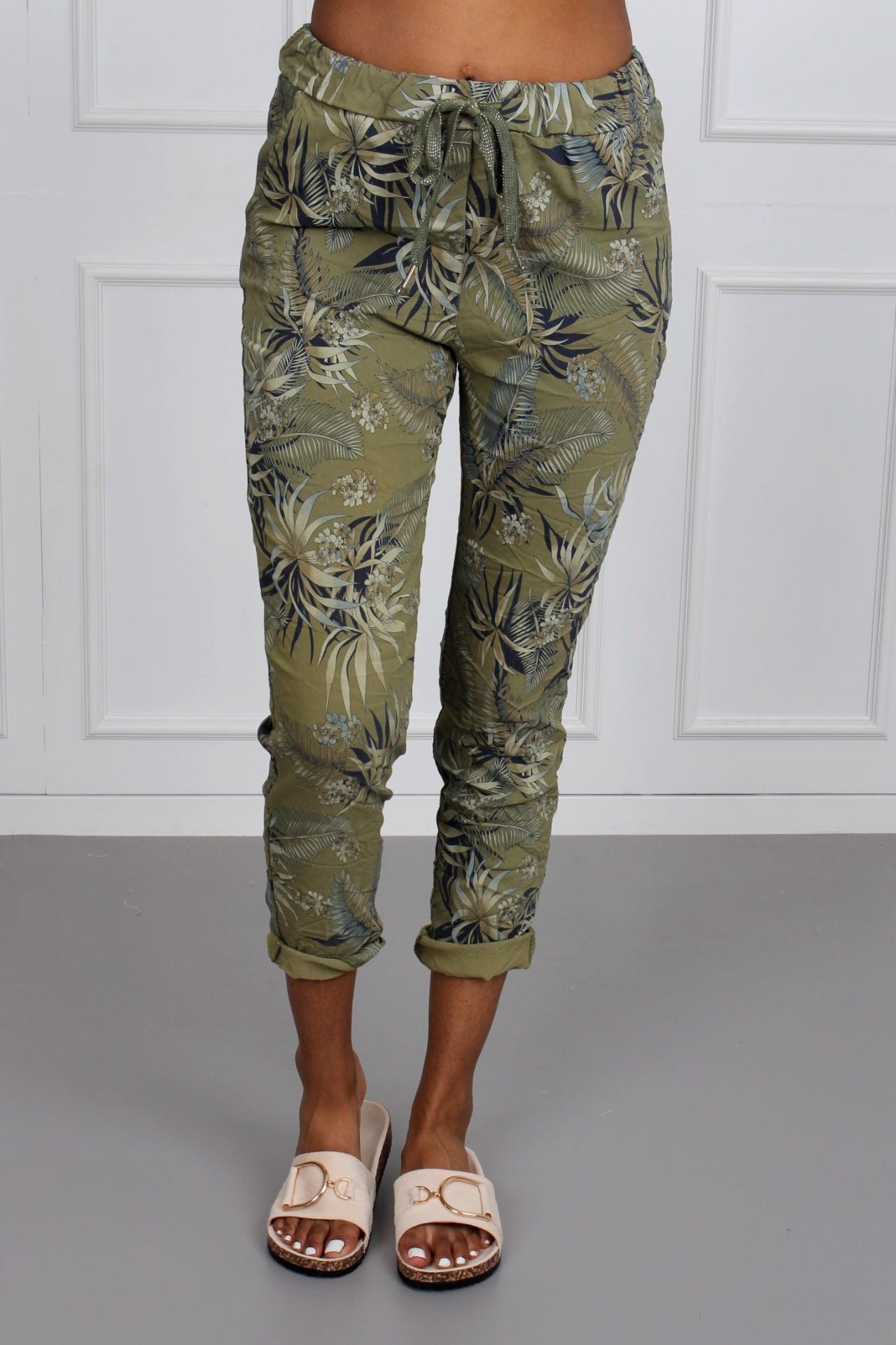 Hose mit tropischem Print, khaki