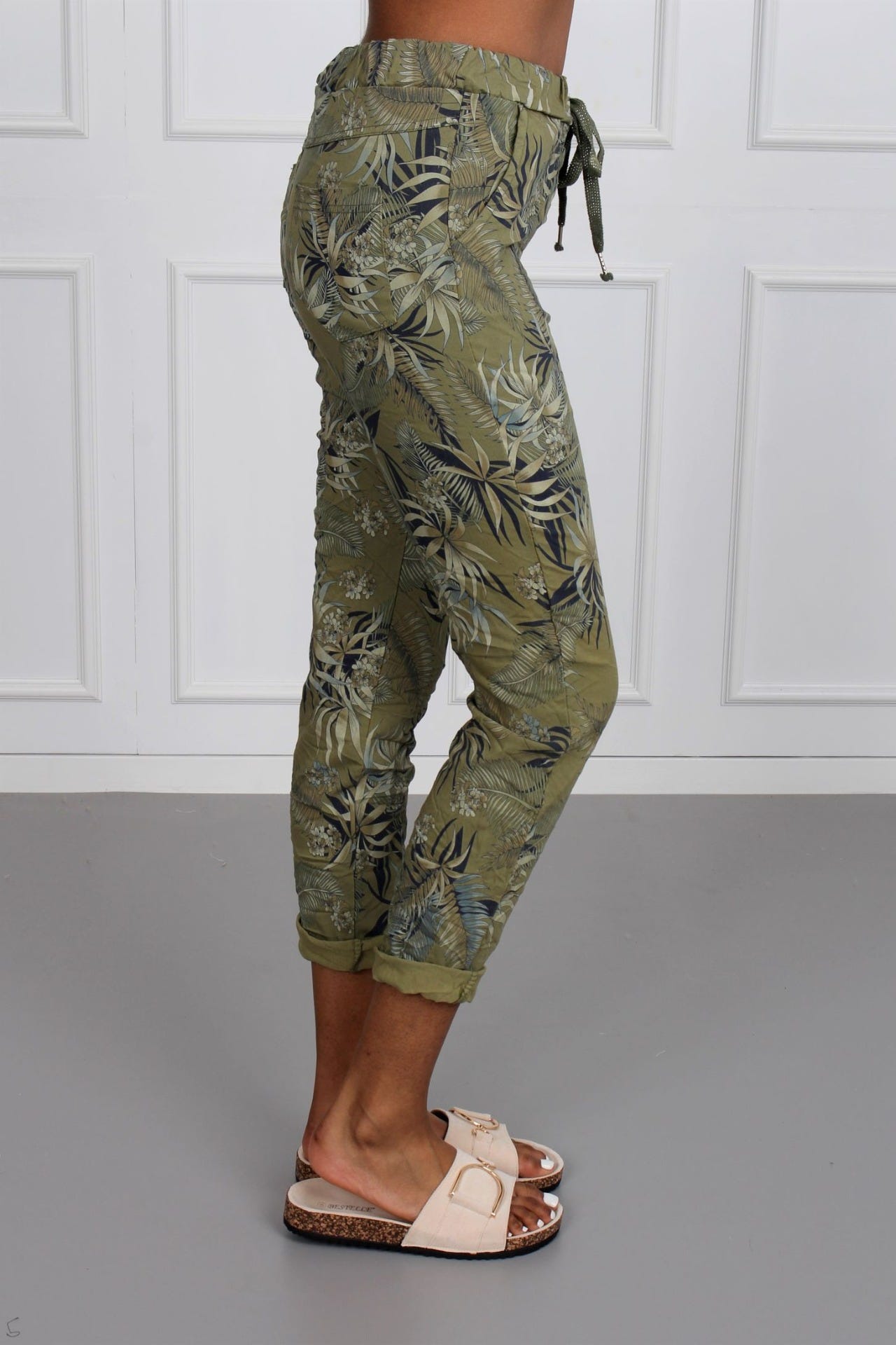 Hose mit tropischem Print, khaki