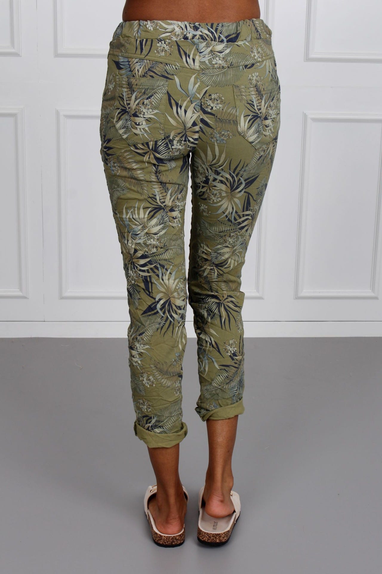 Hose mit tropischem Print, khaki