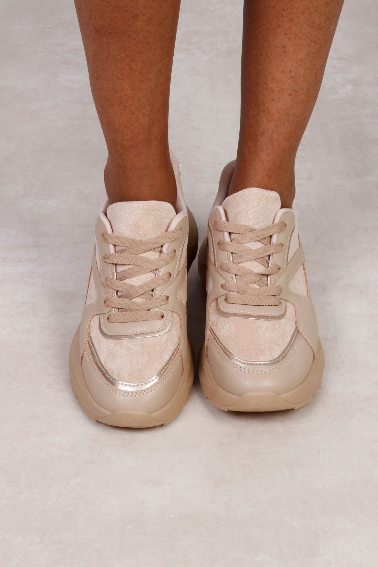 Sneakers mit Golddetails, beige