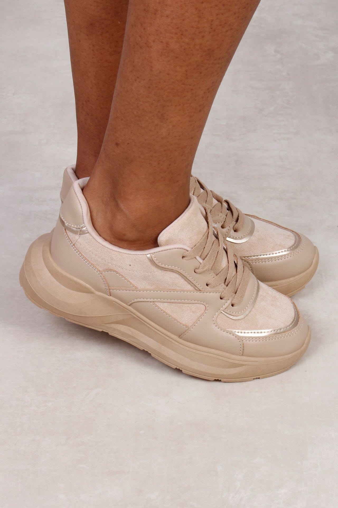 Sneakers mit Golddetails, beige