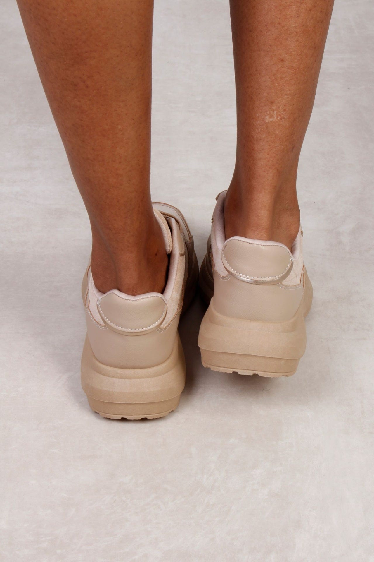 Sneakers med gulddetaljer, Beige