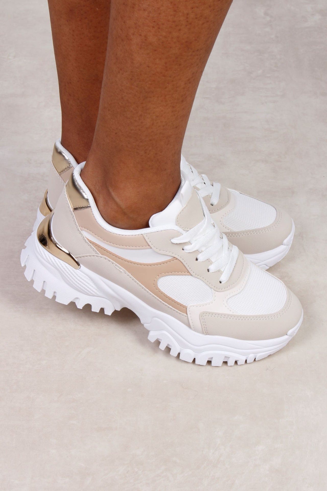 Sneakers mit Golddetails, beige