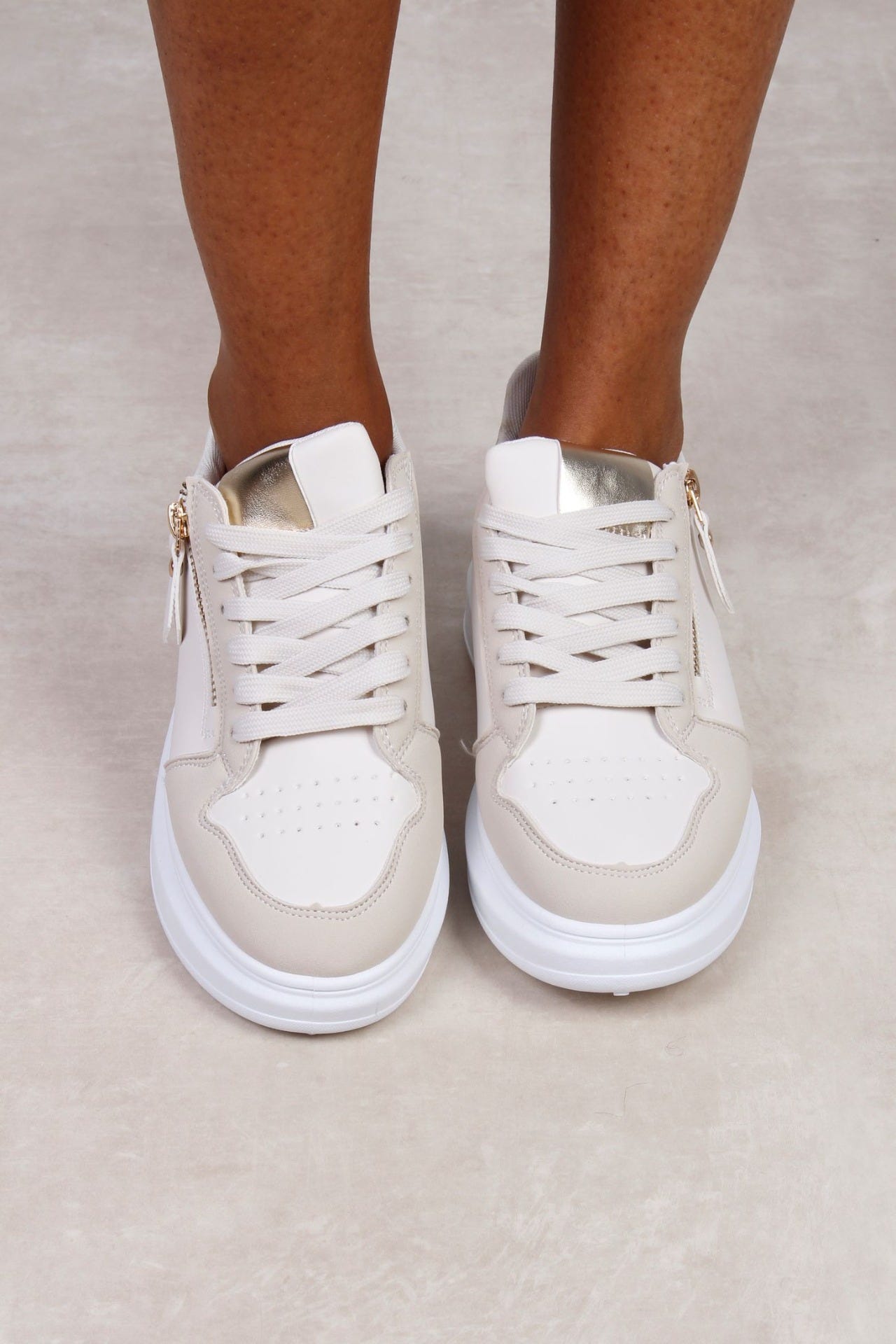 Sneakers mit Golddetails, beige