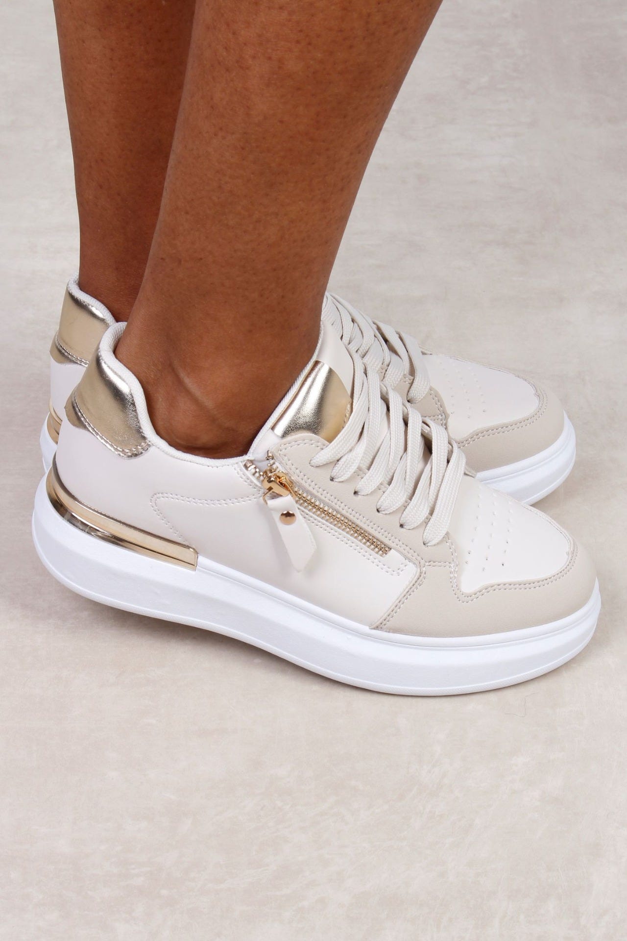 Sneakers mit Golddetails, beige