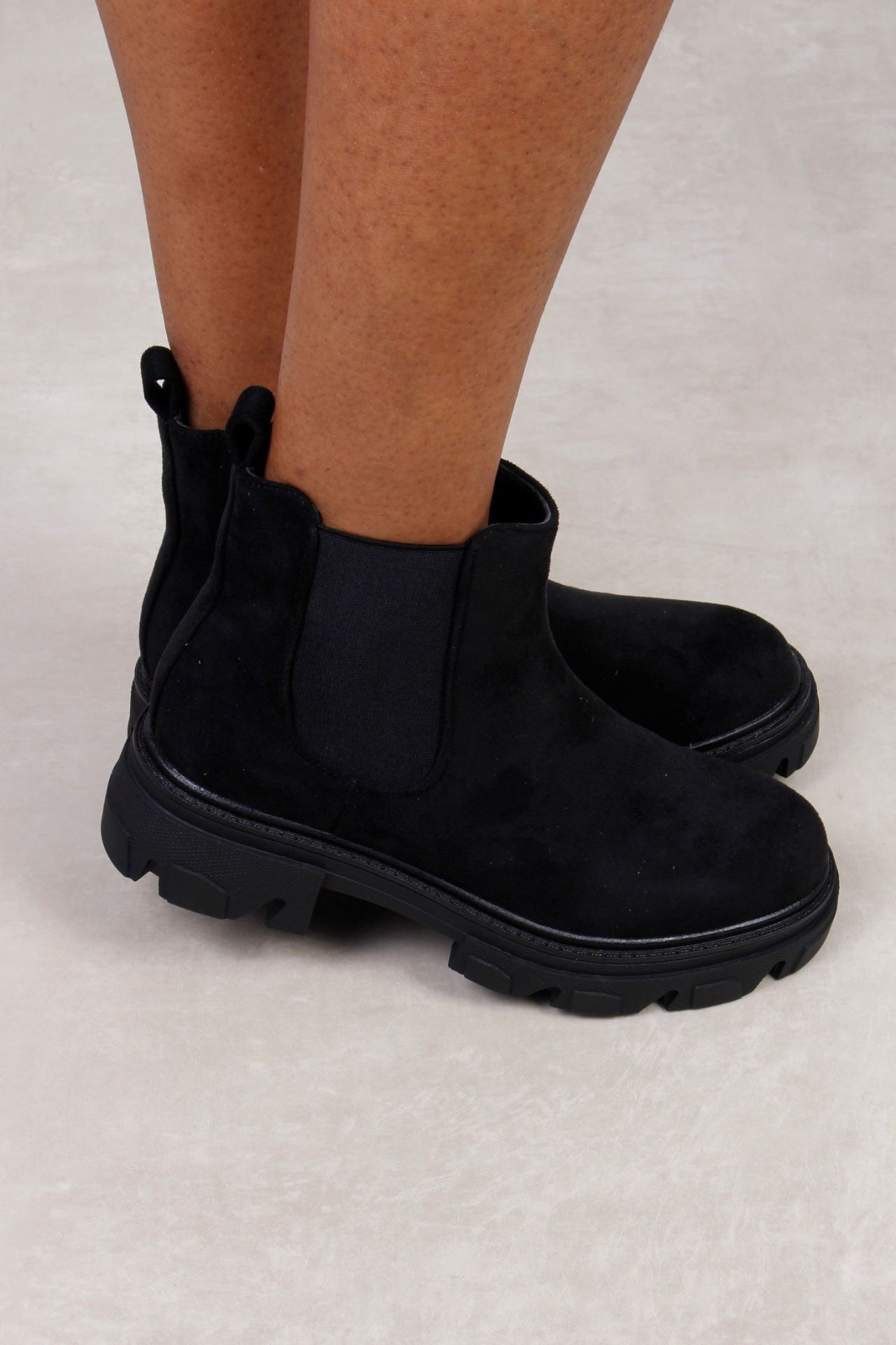 Ankel Boots mit elastischen Details, schwarz