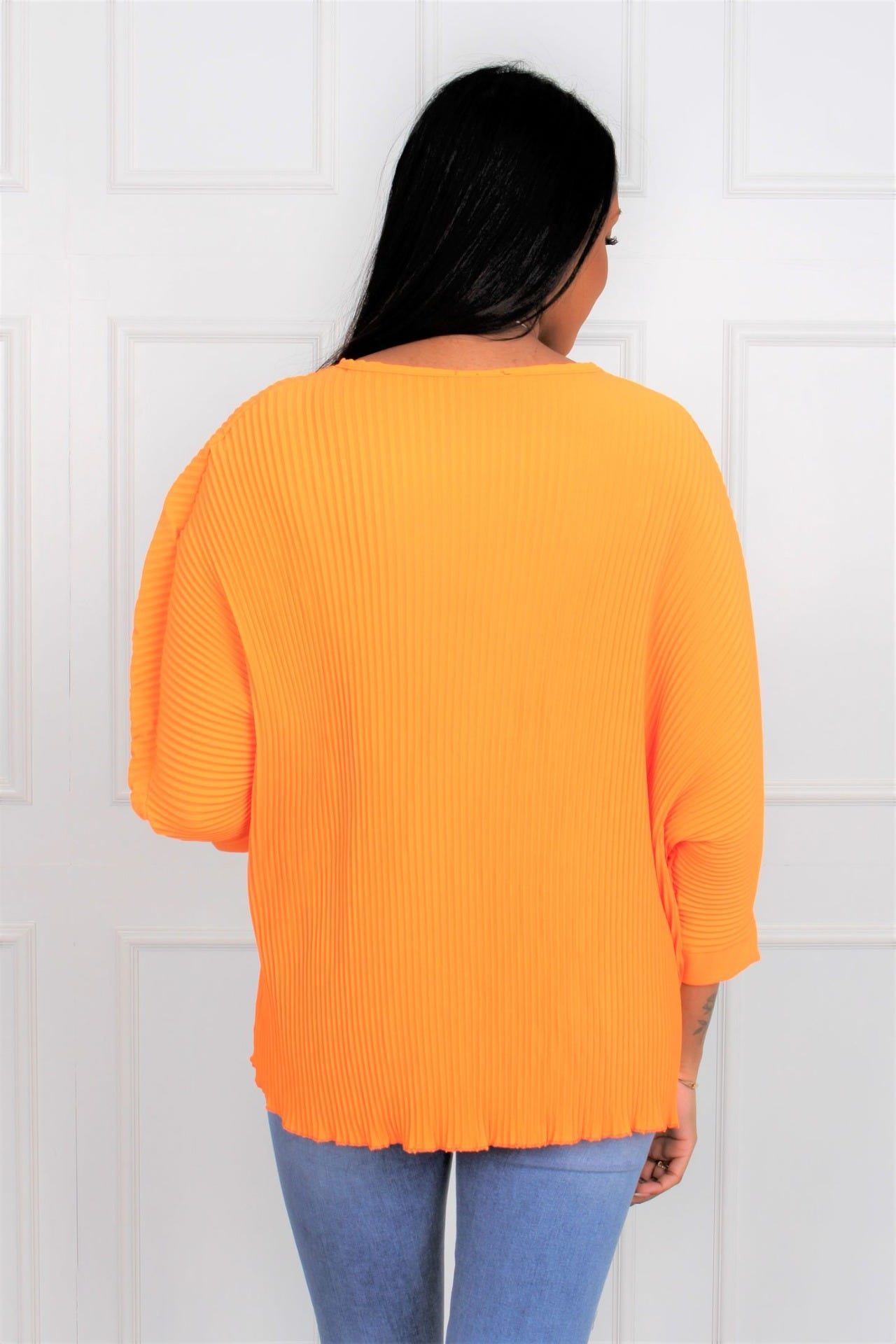 Faltenbluse mit Fledermausärmeln und Halskette, orange