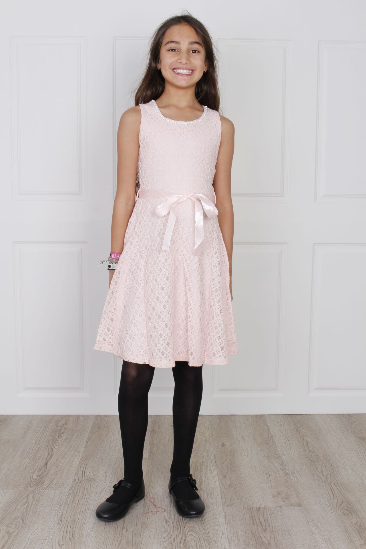 Spitzenkleid mit Seidenband, rosa