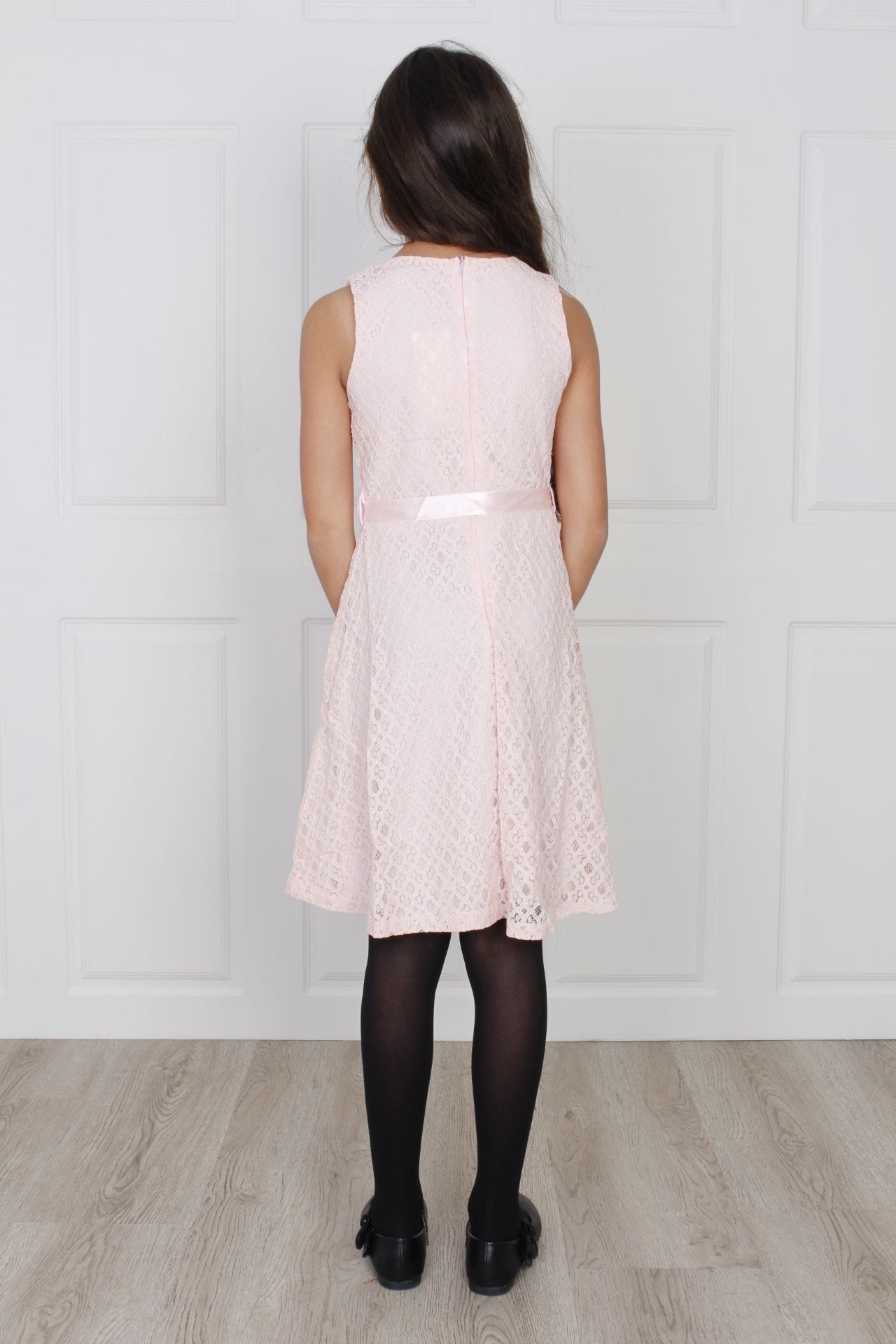 Spitzenkleid mit Seidenband, rosa