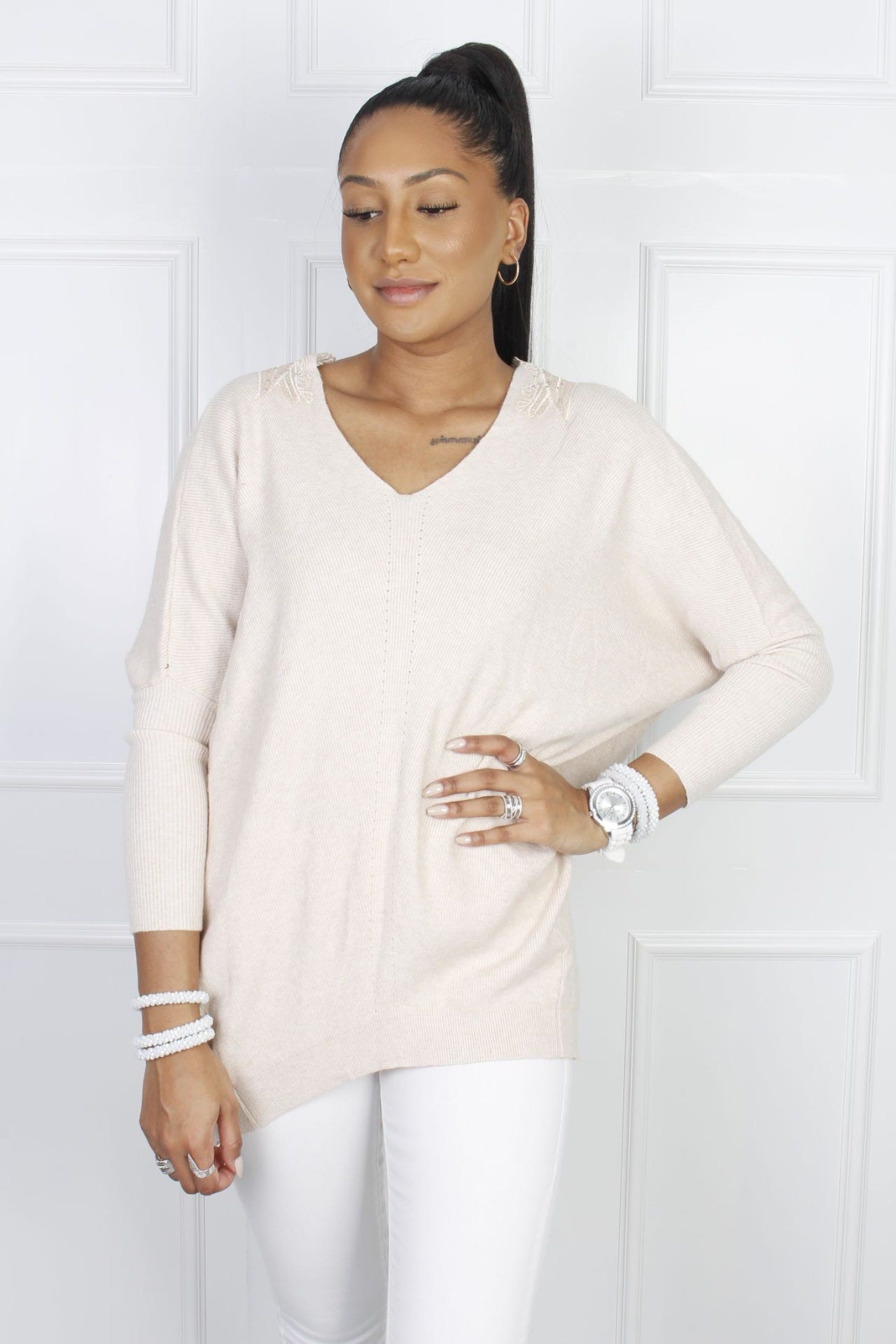 Strikbluse med sommerfugl, beige