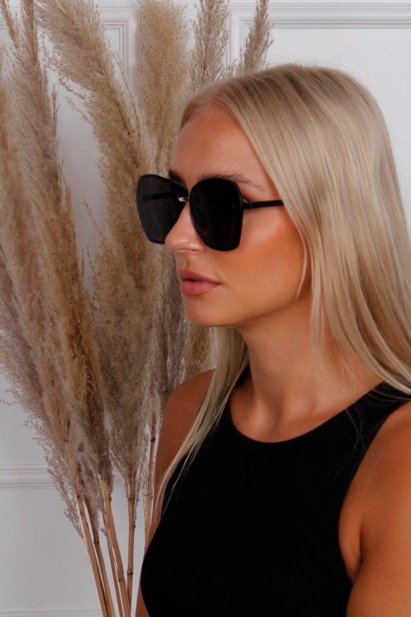 Sonnenbrille mit Golddetails, schwarz