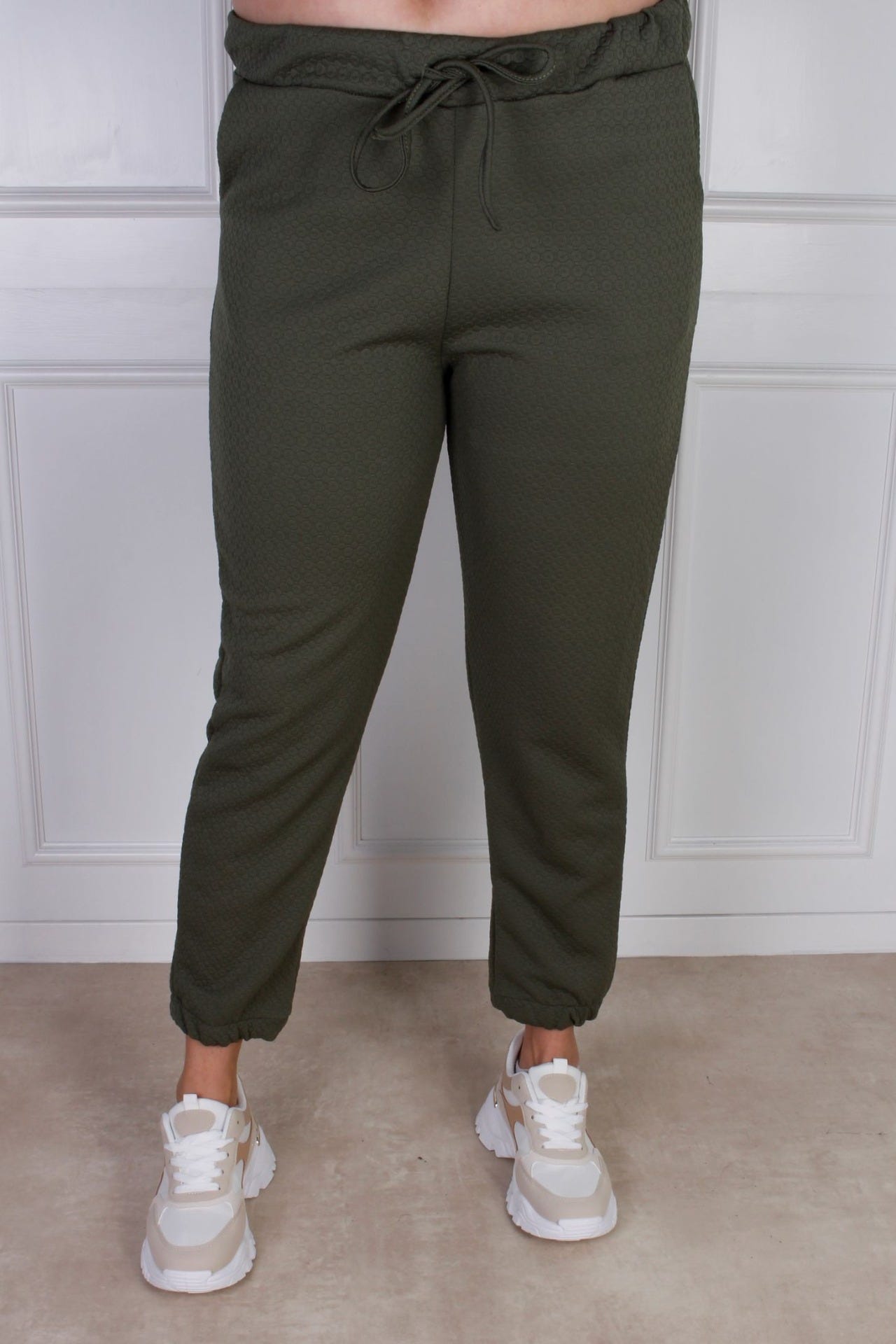 Cecilie buks, Khaki