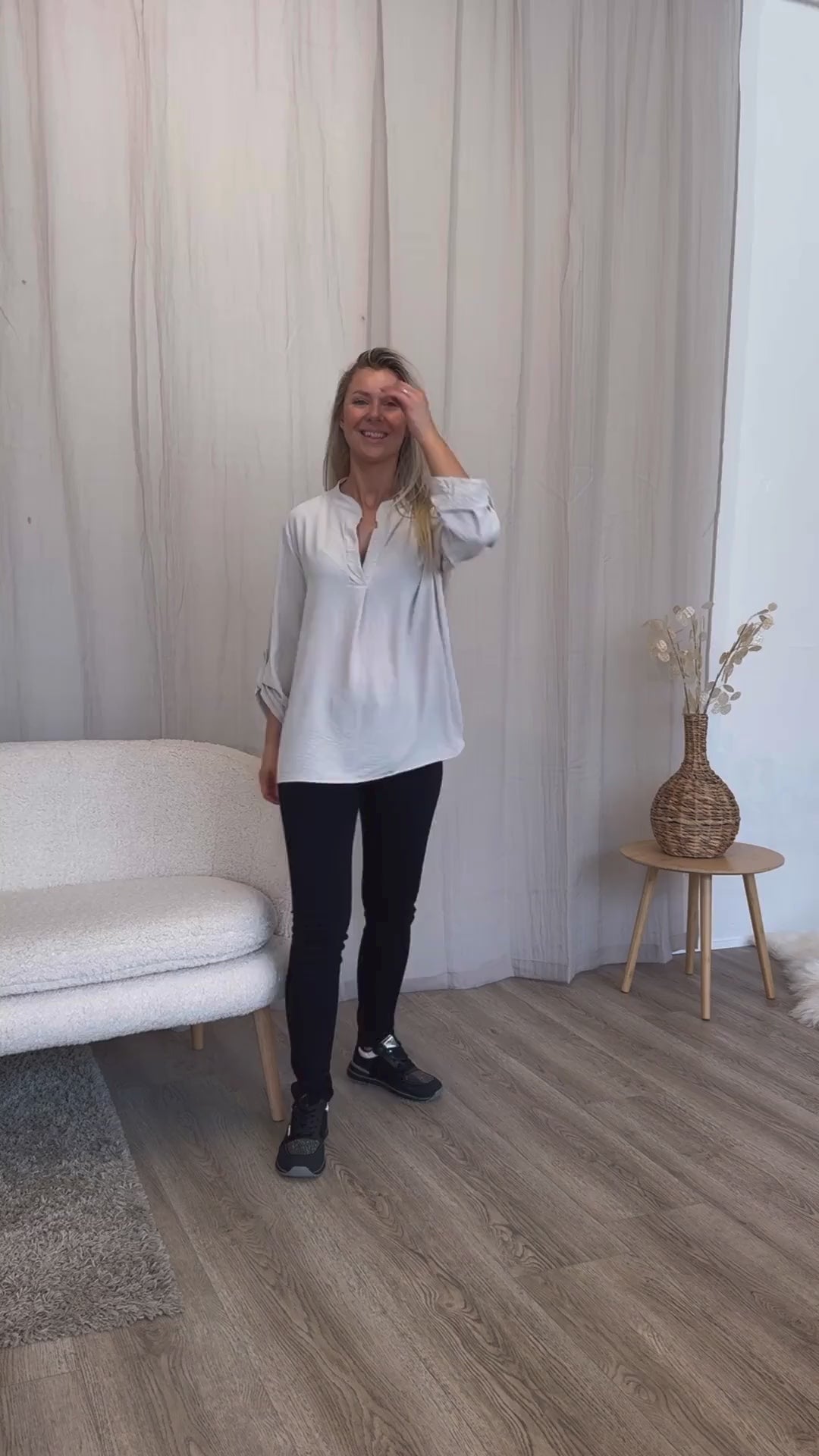 Video laden: Adeline bluse Beige