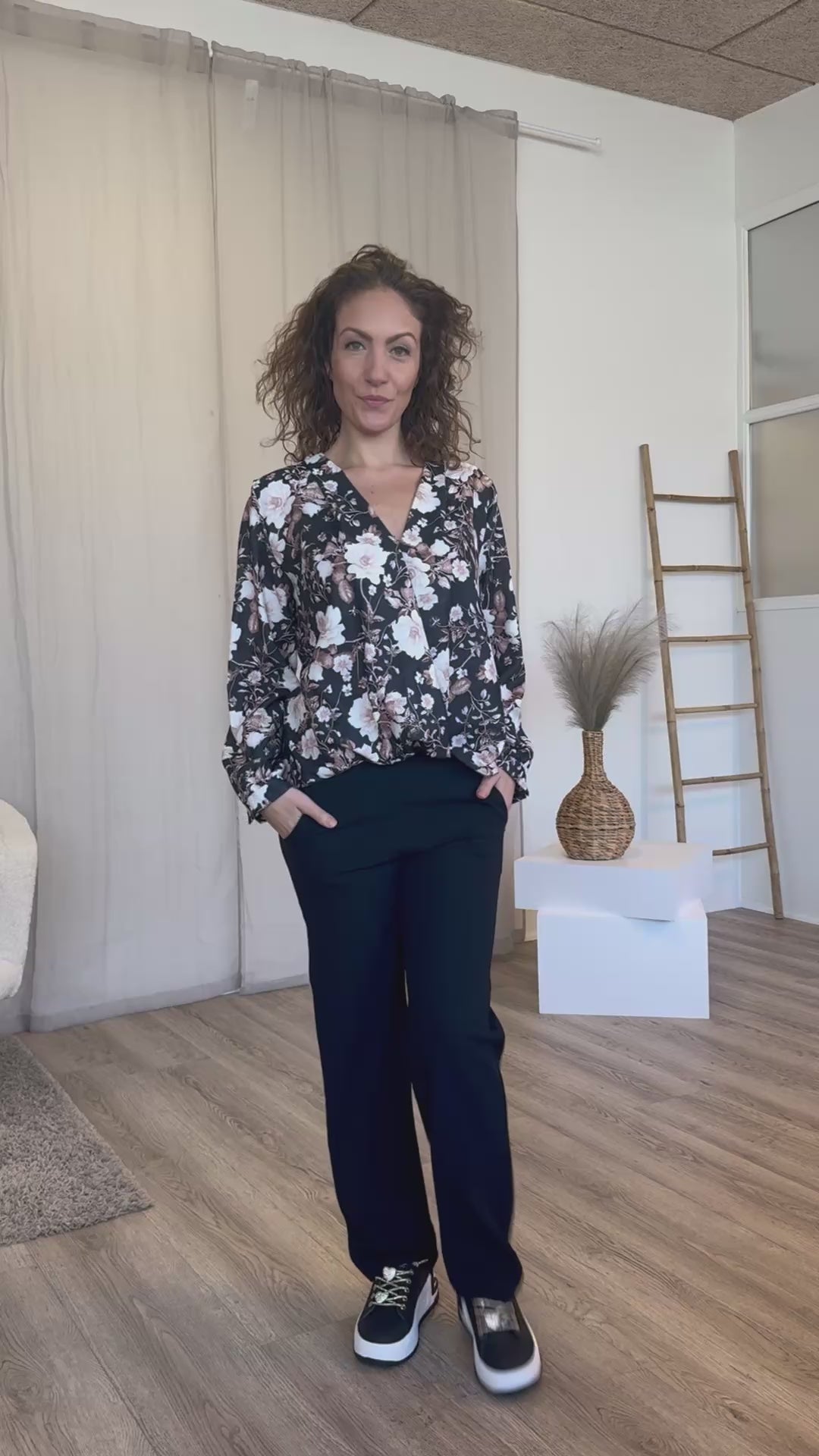 Video laden: Crossover bluse m. blomster Sort