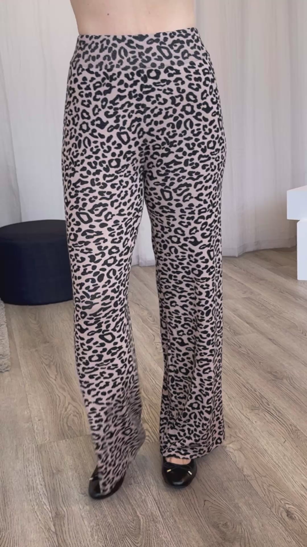 Video laden: Bukser m. leopardprint