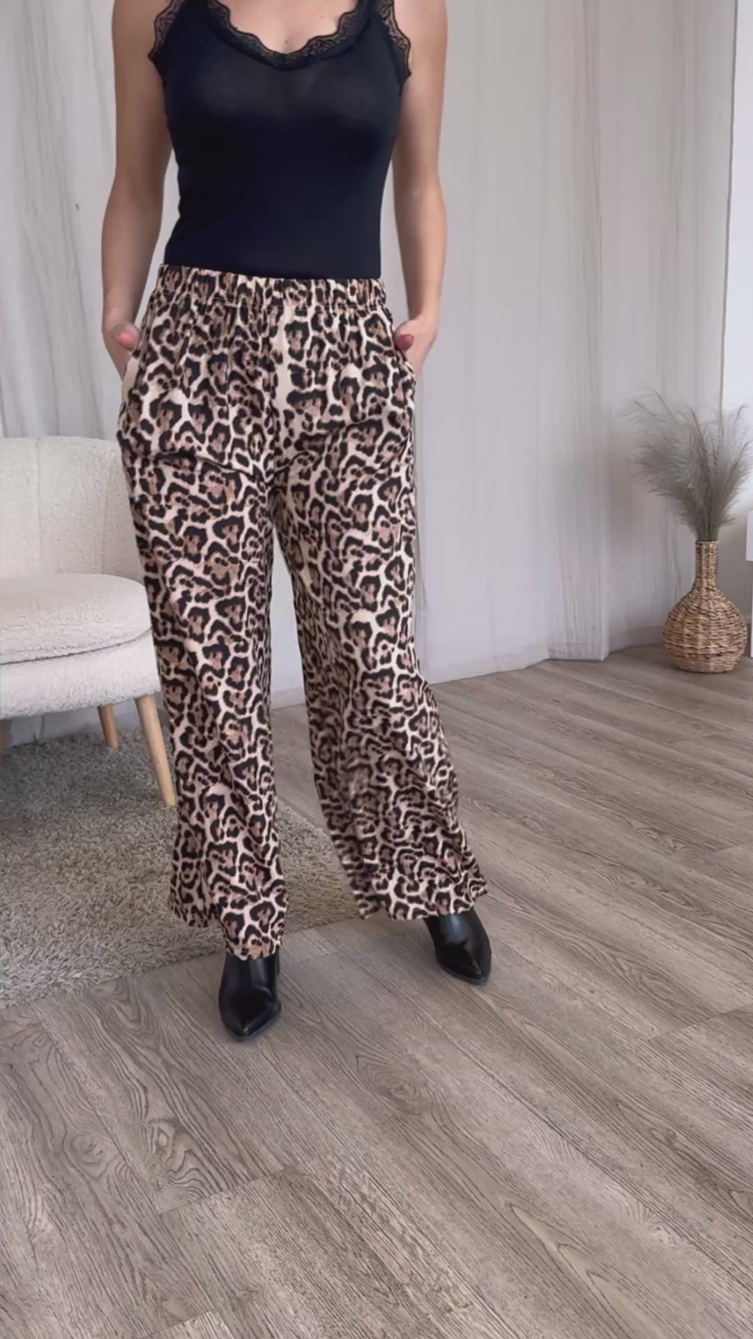 Video laden: Løse bukser m. leopardprint Beige