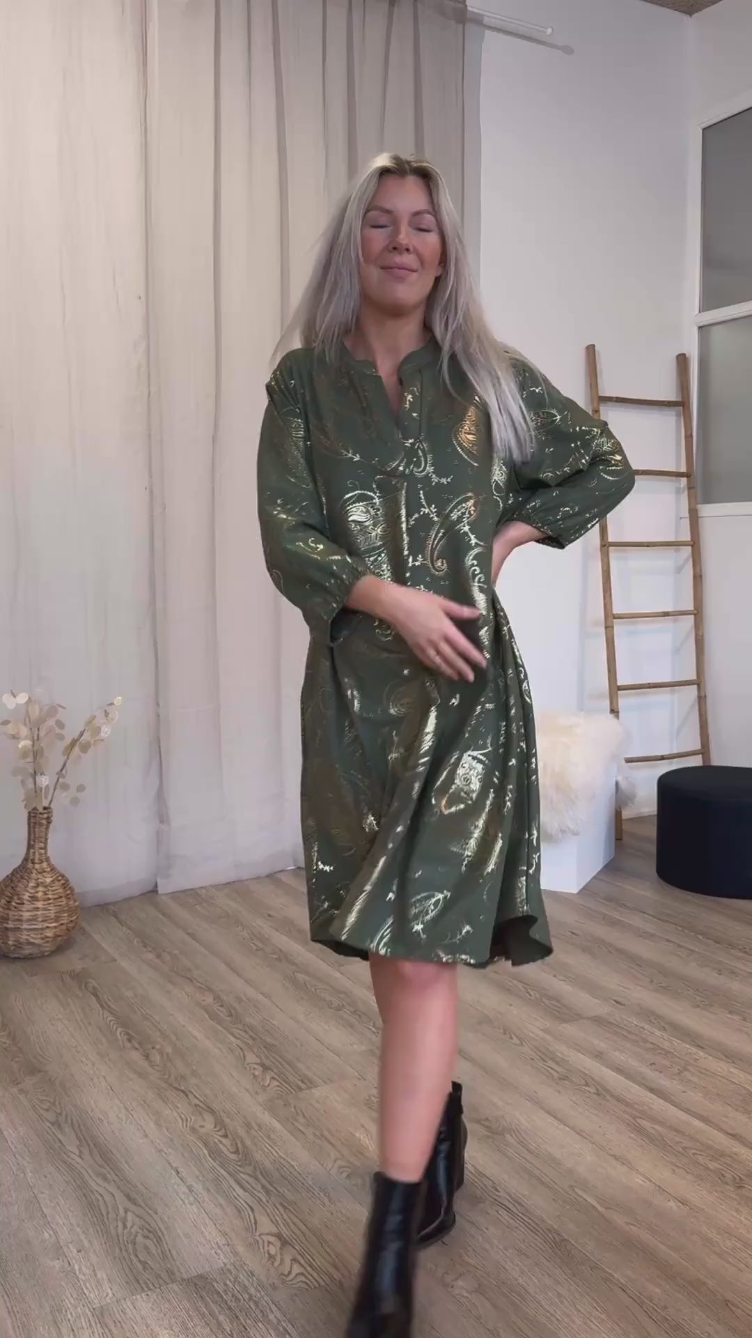 Video laden: Løs tunika m. guld paisley print Khaki